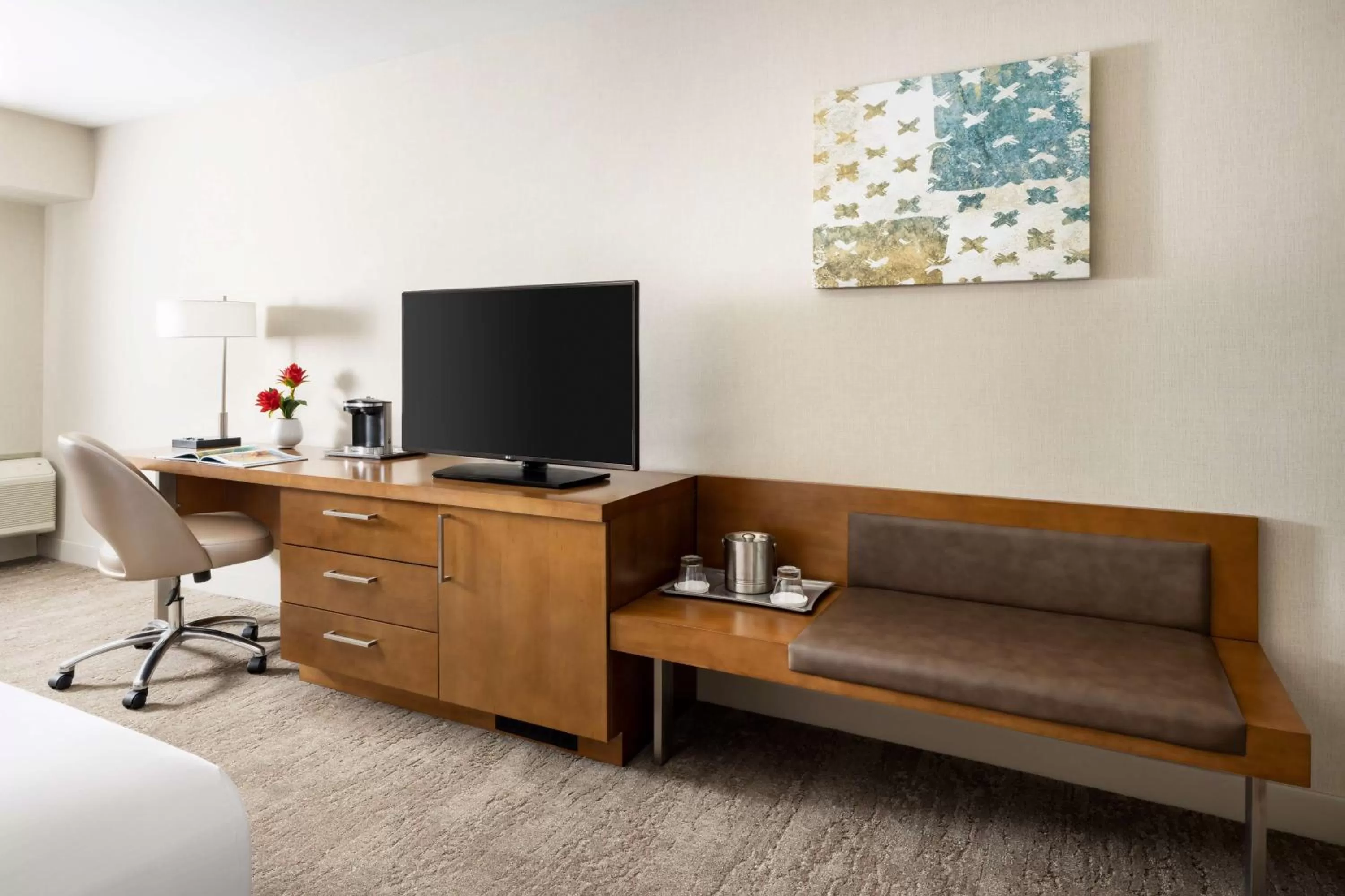 King Room with Roll-In Shower - Mobility Access in Hilton Tucson East