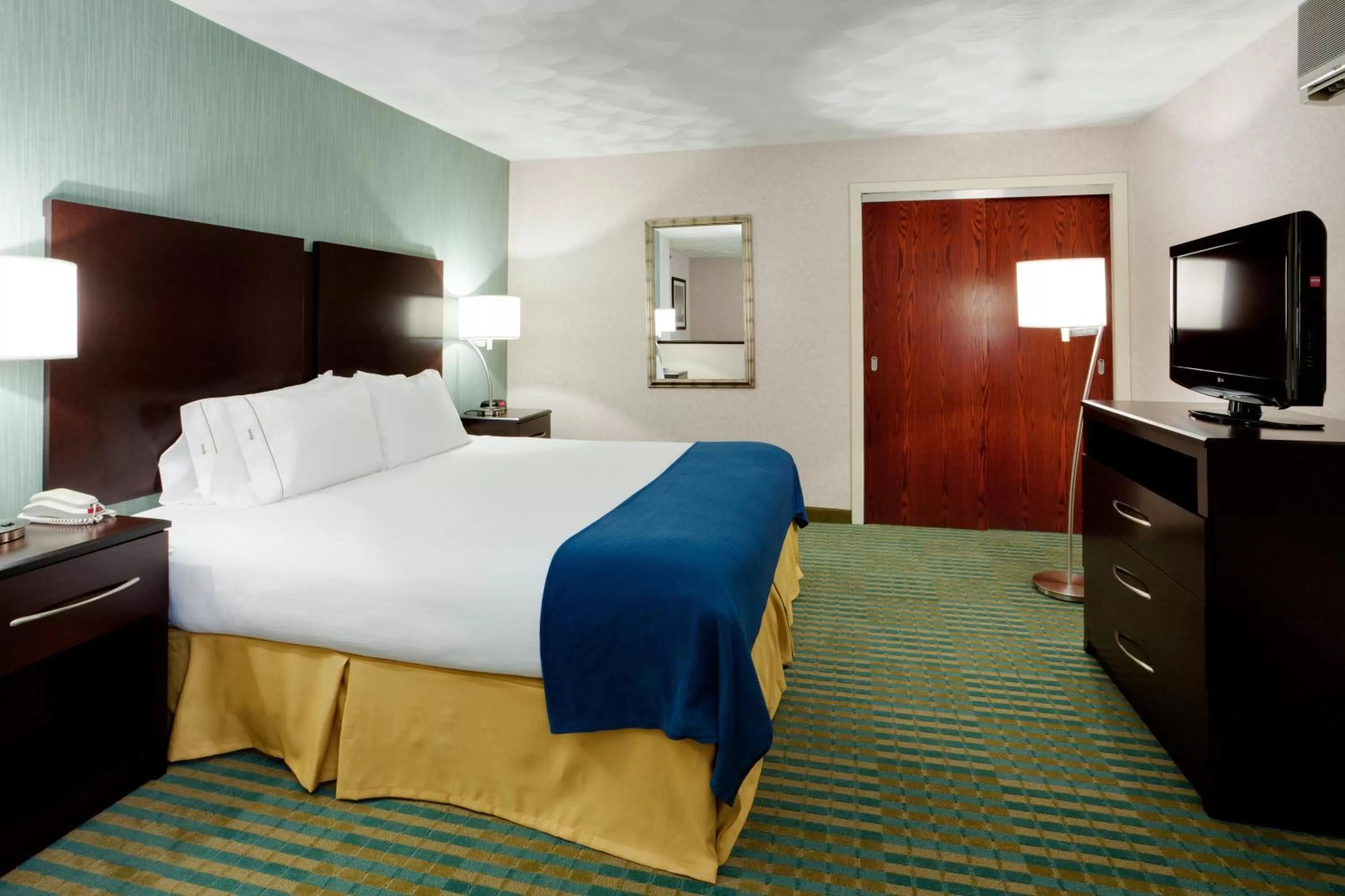 Standard King Room with Accessible Tub - Mobility Access in Holiday Inn Express & Suites Smithfield - Providence by IHG