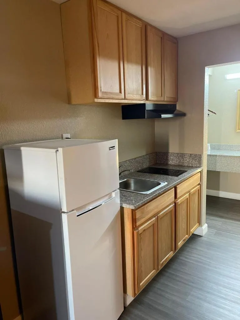 Standard King Room - Smoking in Suburban Studios