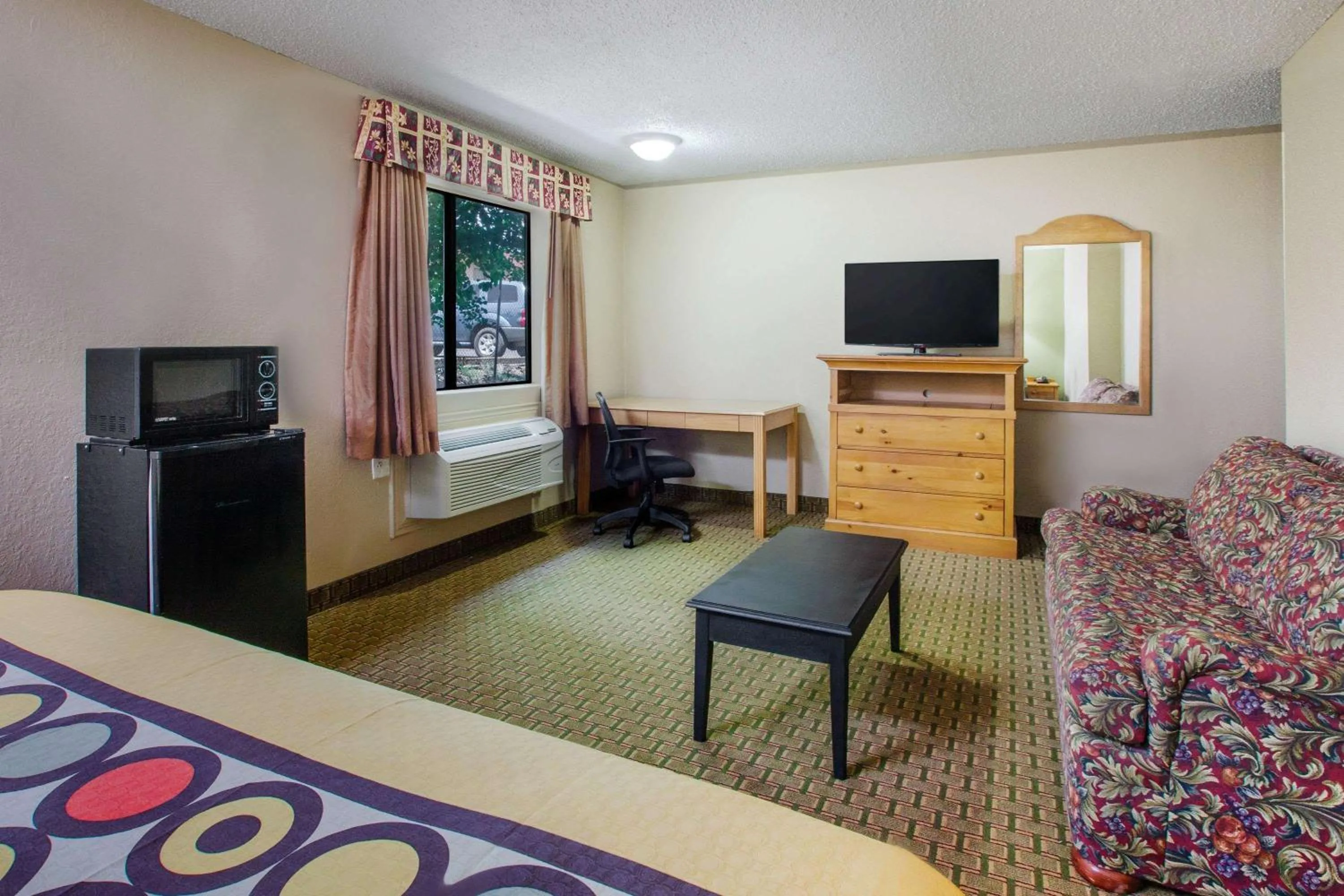 King Room with Roll-In Shower - Mobility/Hearing Accessible - Non-Smoking in Super 8 by Wyndham Sherman