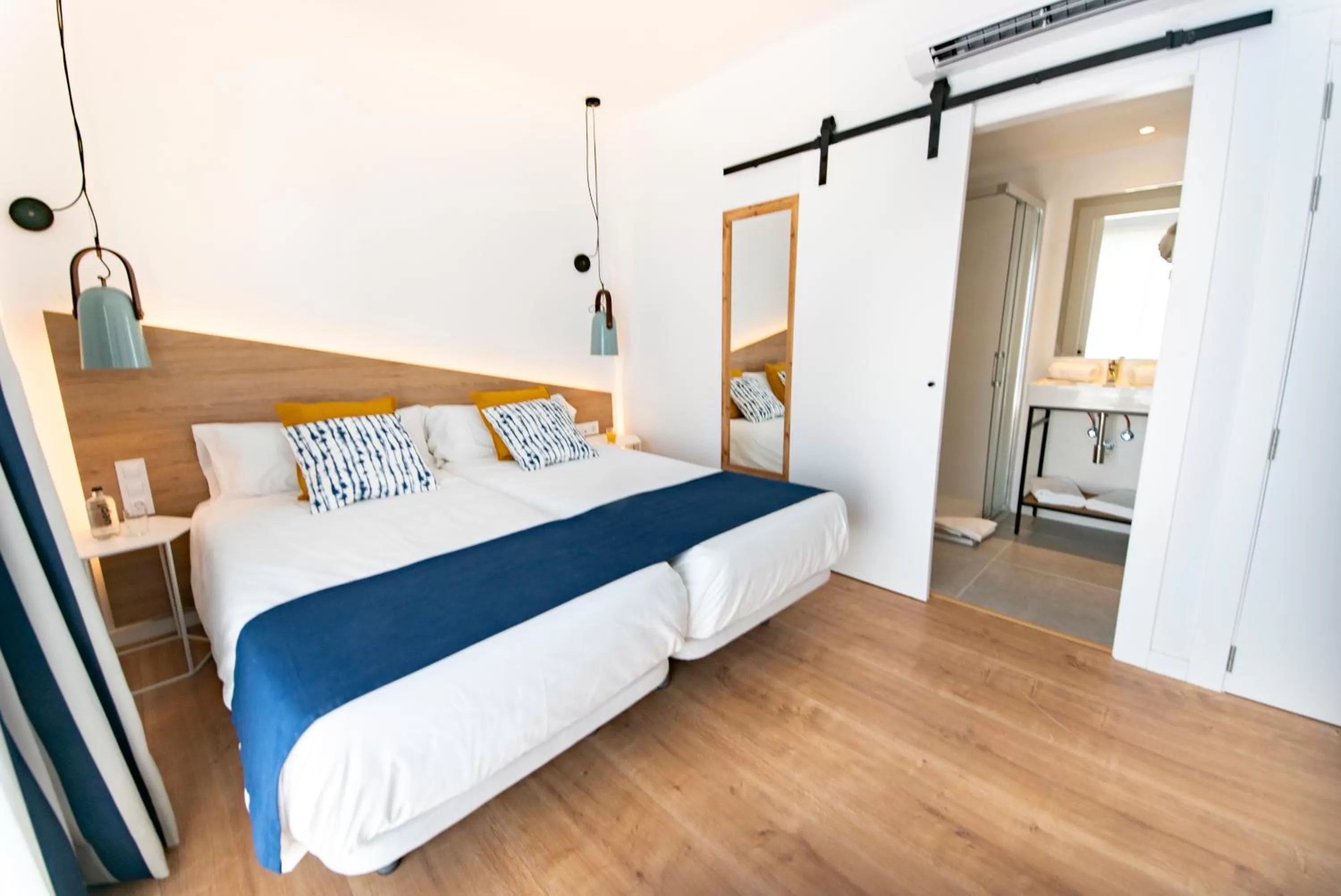 Twin Room with Balcony in Hostal Blanca