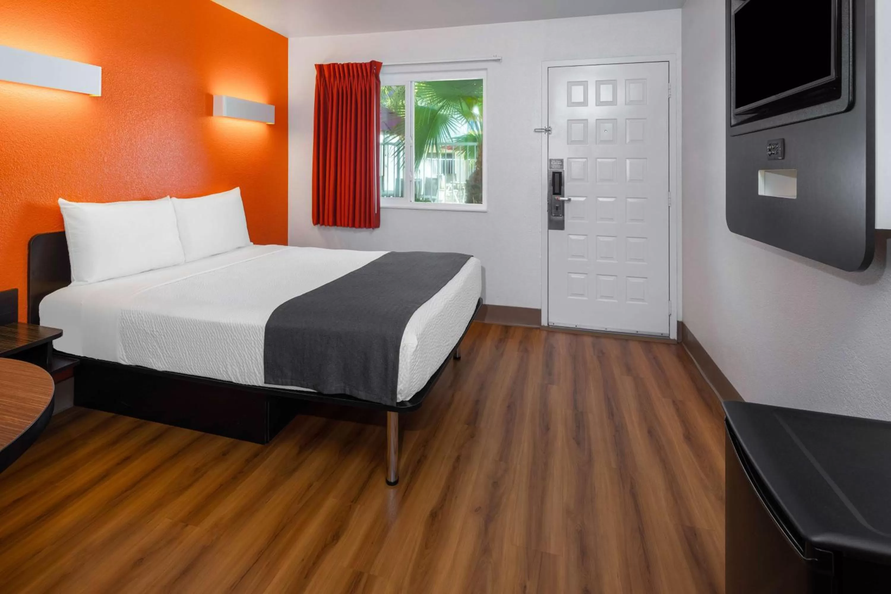 Queen Room - single occupancy in Motel 6-Carpinteria, CA - Santa Barbara - South