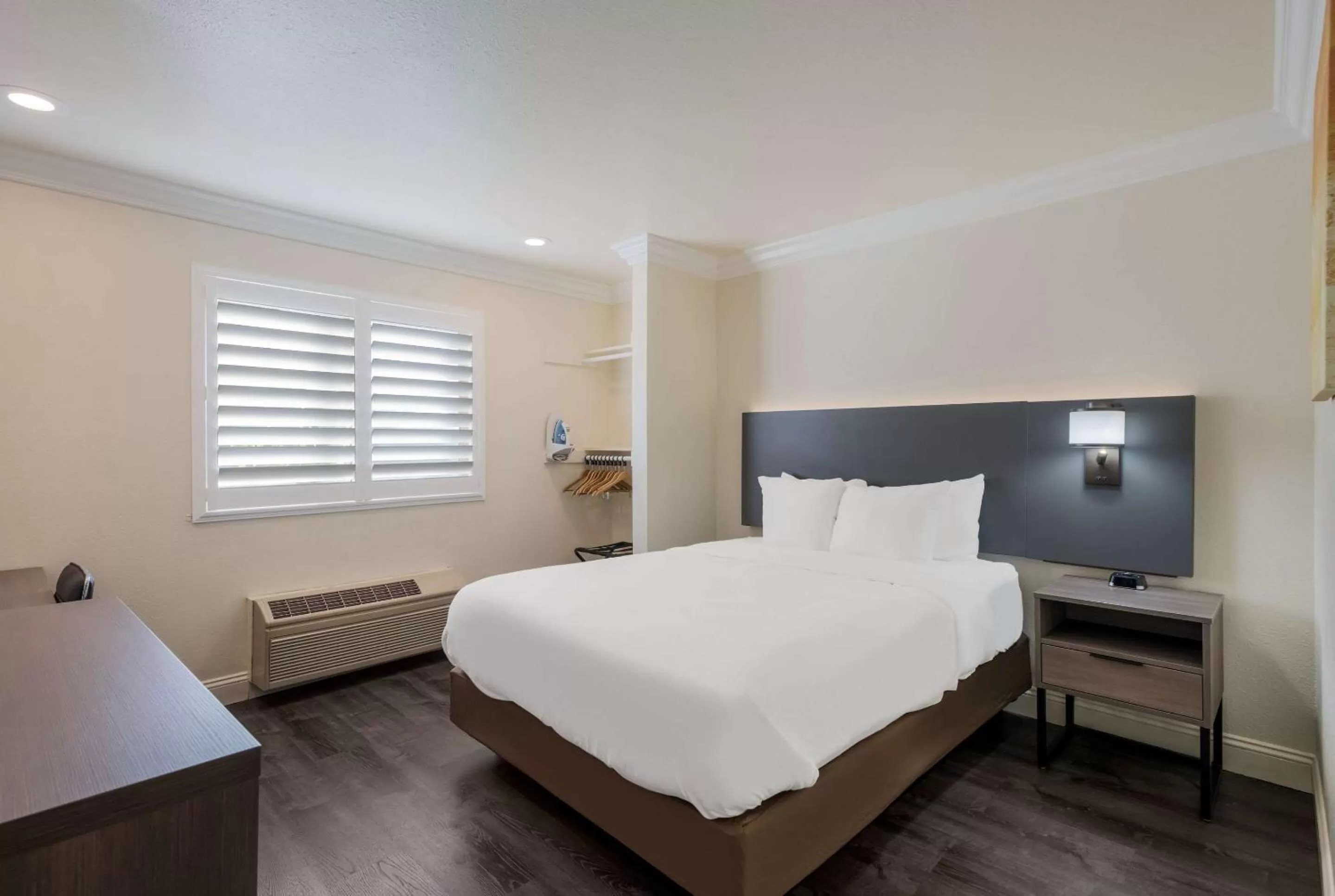 Queen Room - Accessible/Non Smoking in Comfort Inn Gilroy