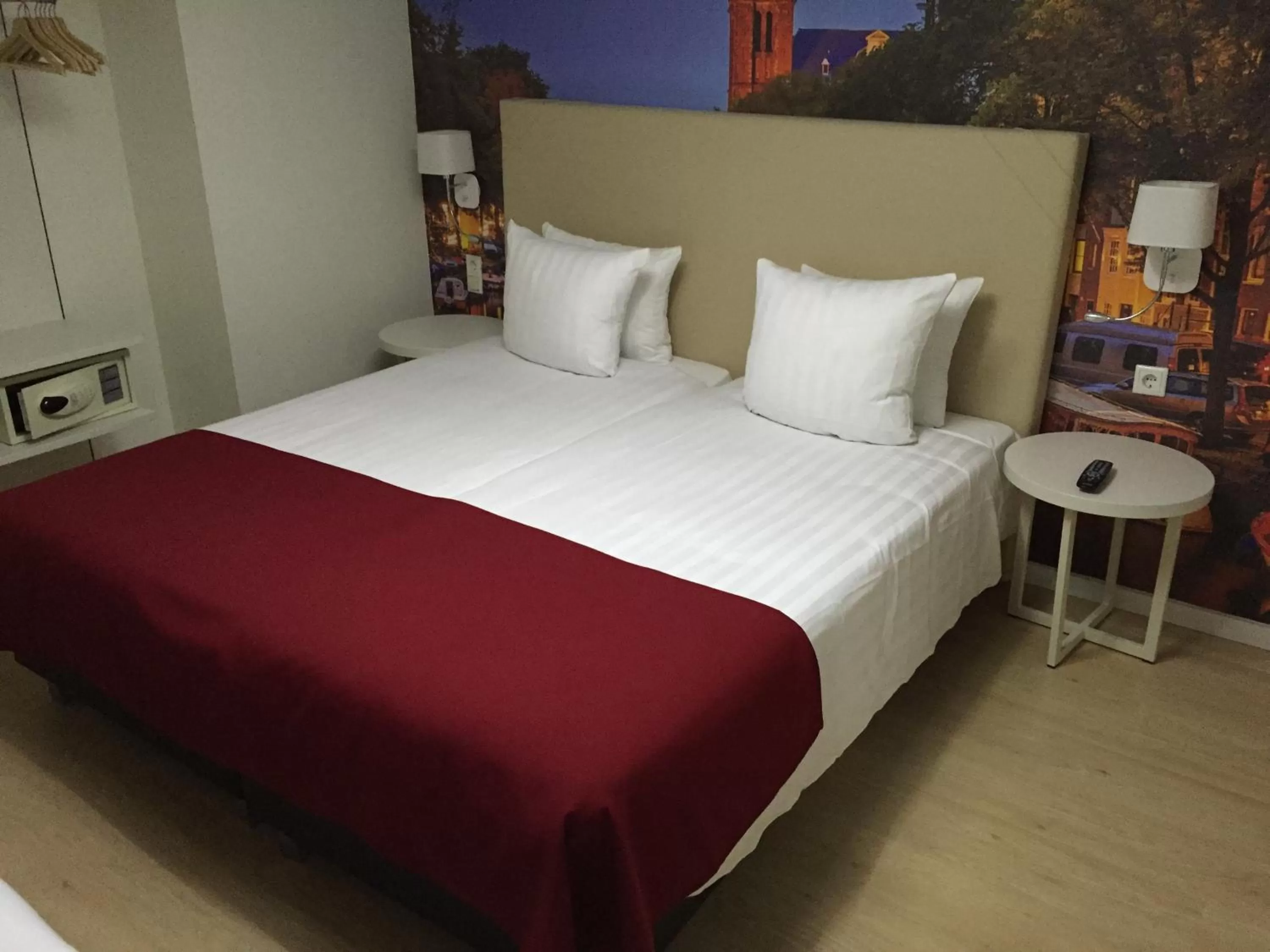 Budget Twin Room without Window in France Hotel