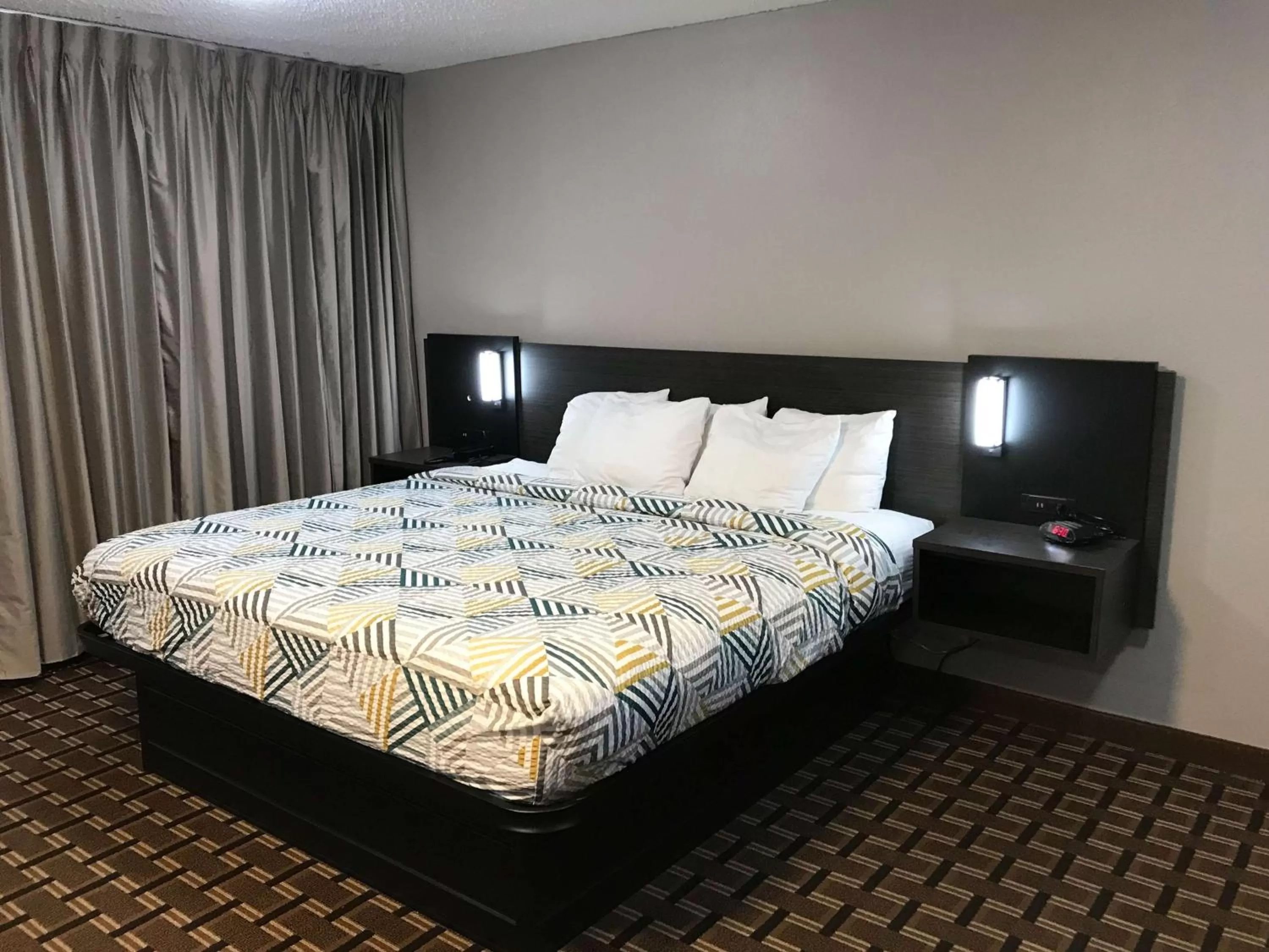 Standard King Room - Smoking in Studio 6 Suites Tupelo, MS