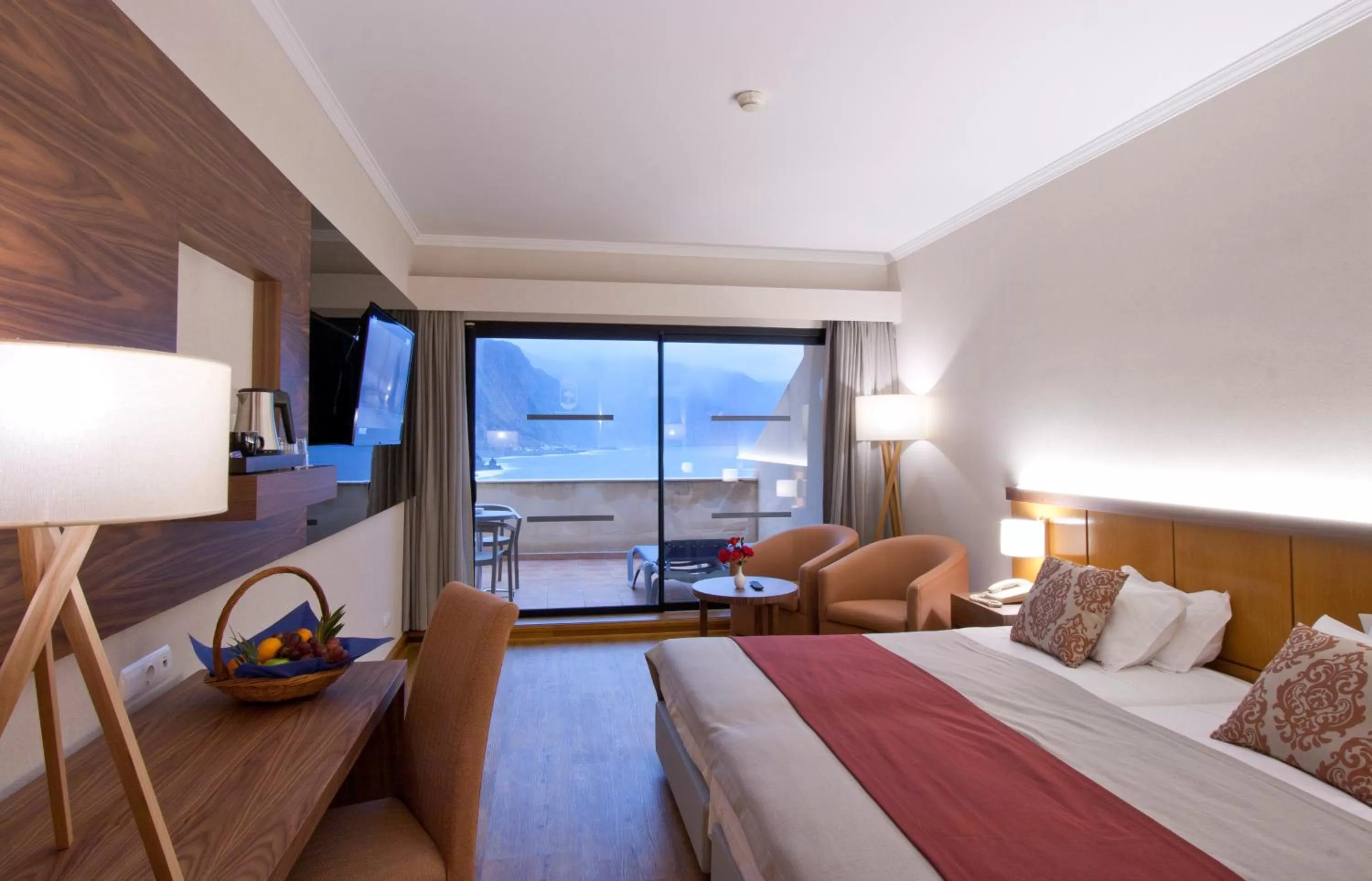 Deluxe Double Room with Balcony and Sea View in Monte Mar Palace Hotel