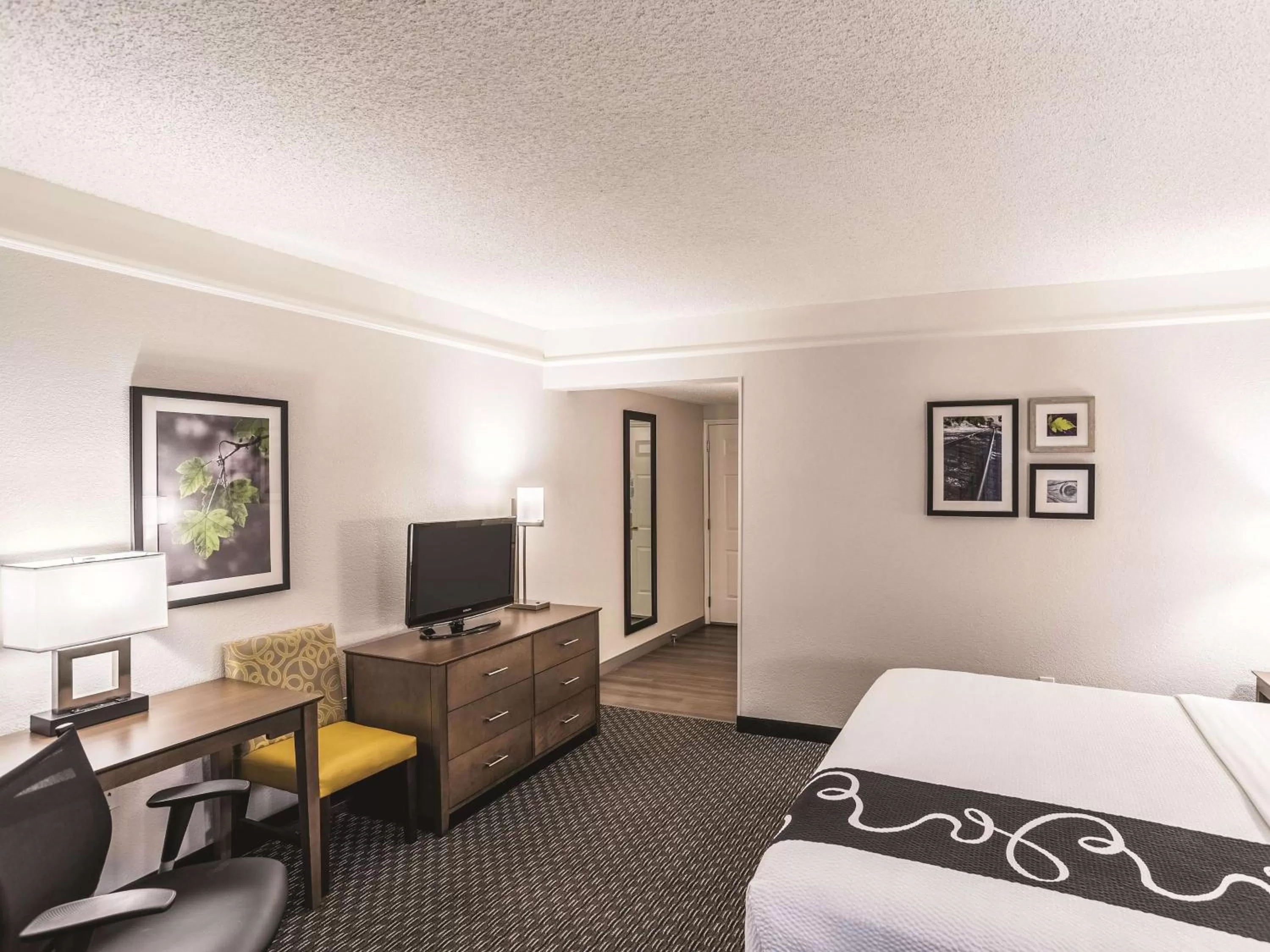 King Room with Roll-in Shower - Mobility Access/Non-Smoking in La Quinta by Wyndham Flagstaff