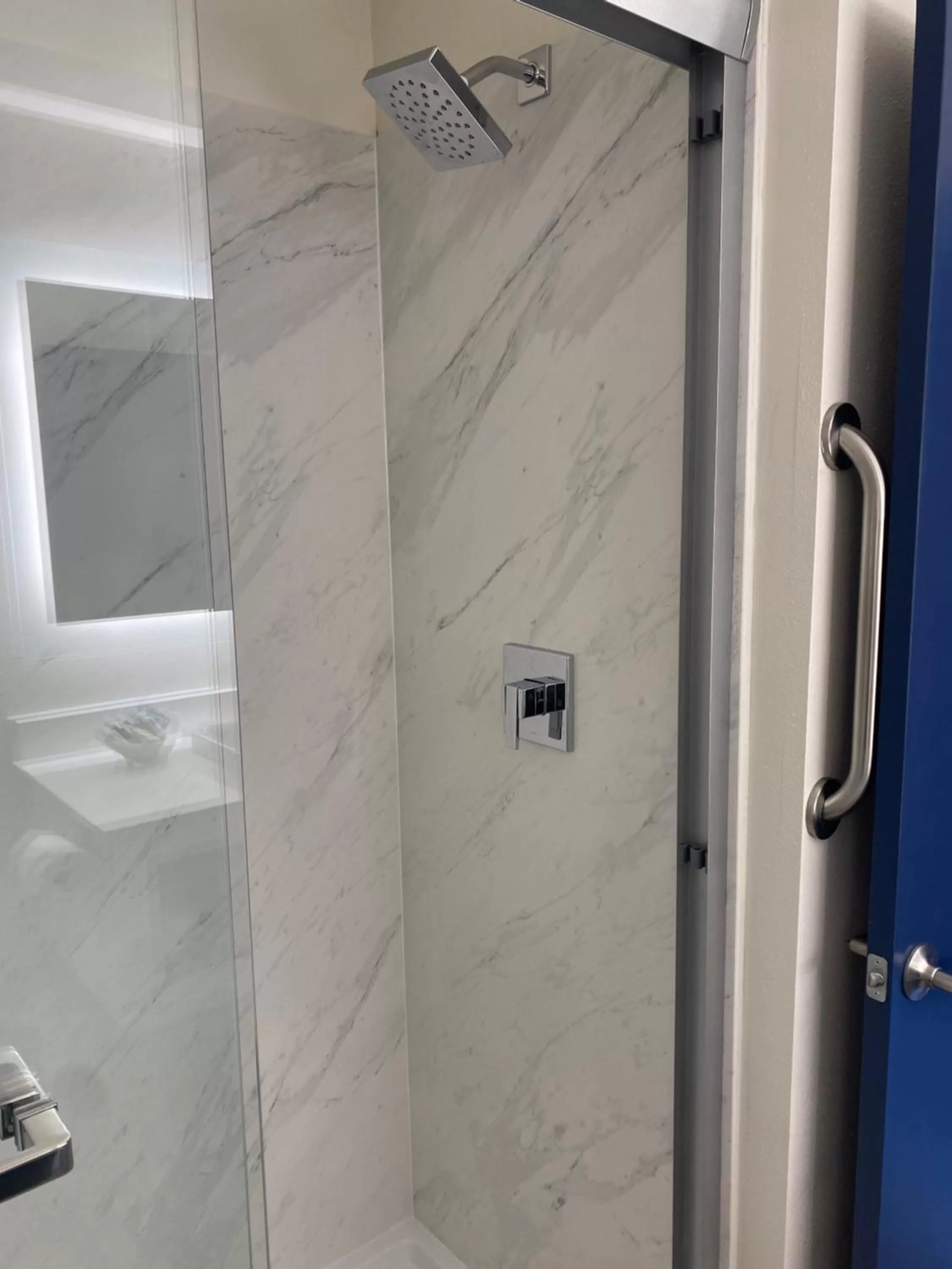 Queen Room with Balcony in Bandon Inn