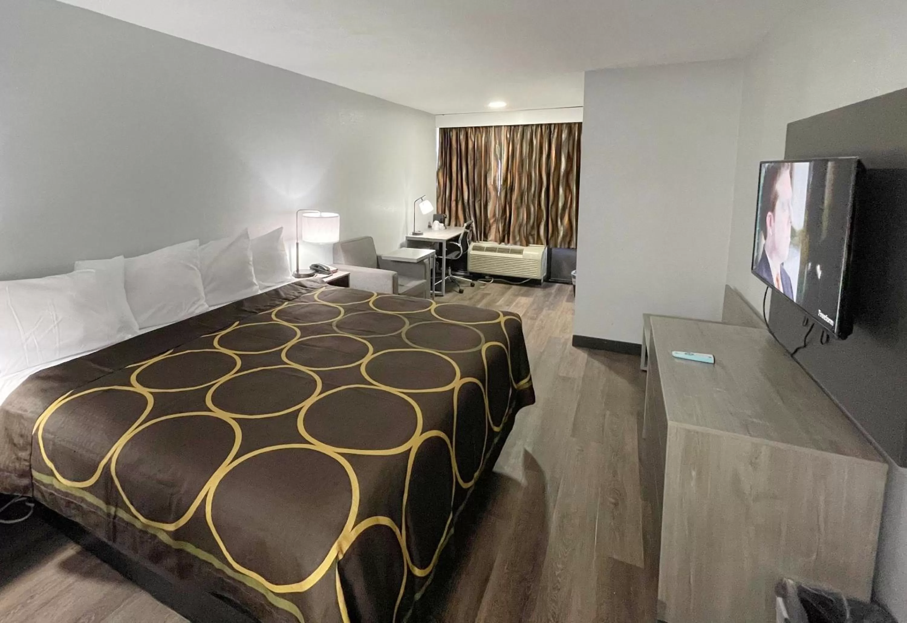 King Room - Non-Smoking in Super 8 by Wyndham Pigeon Forge Downtown