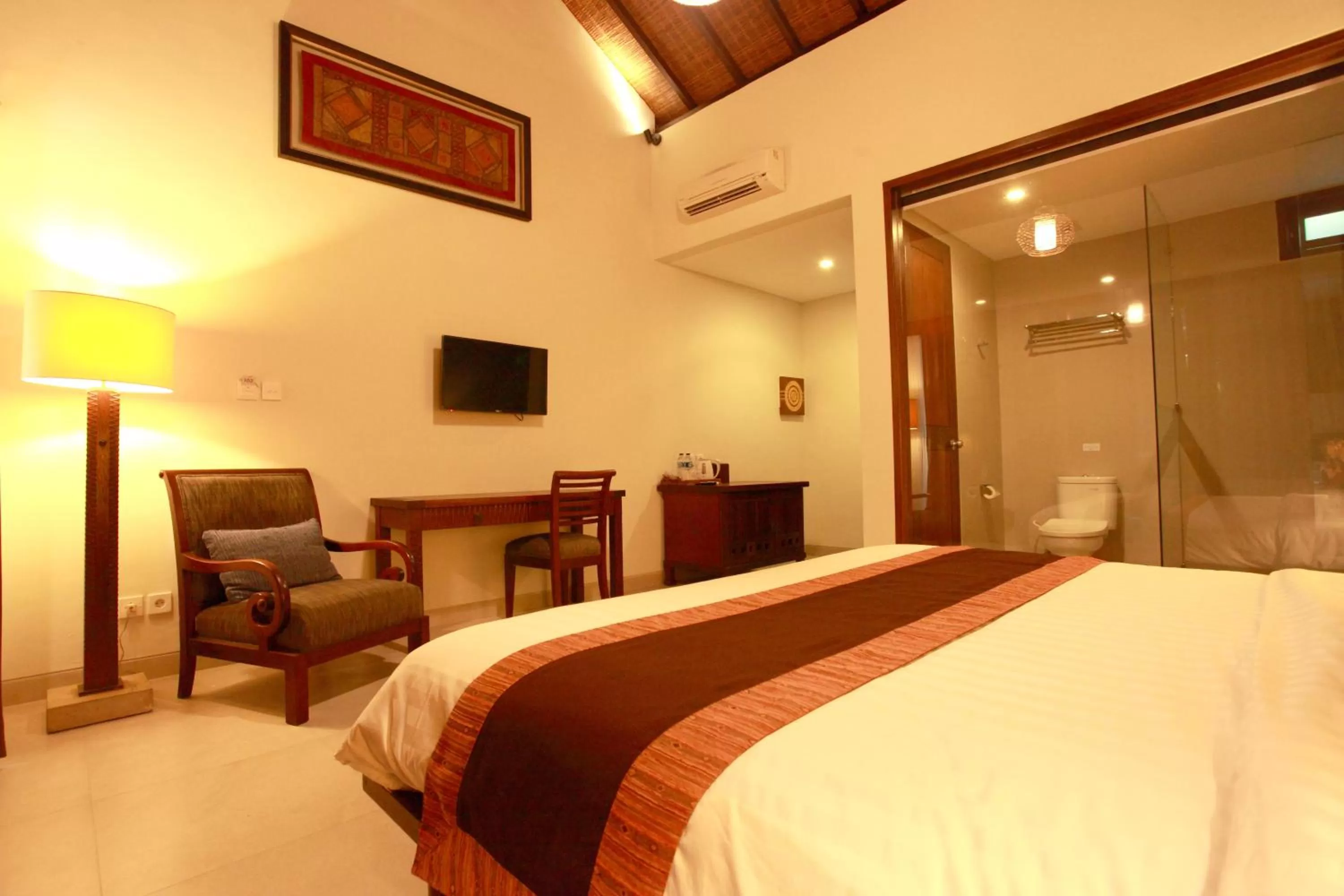 Deluxe King Room in Adys Inn