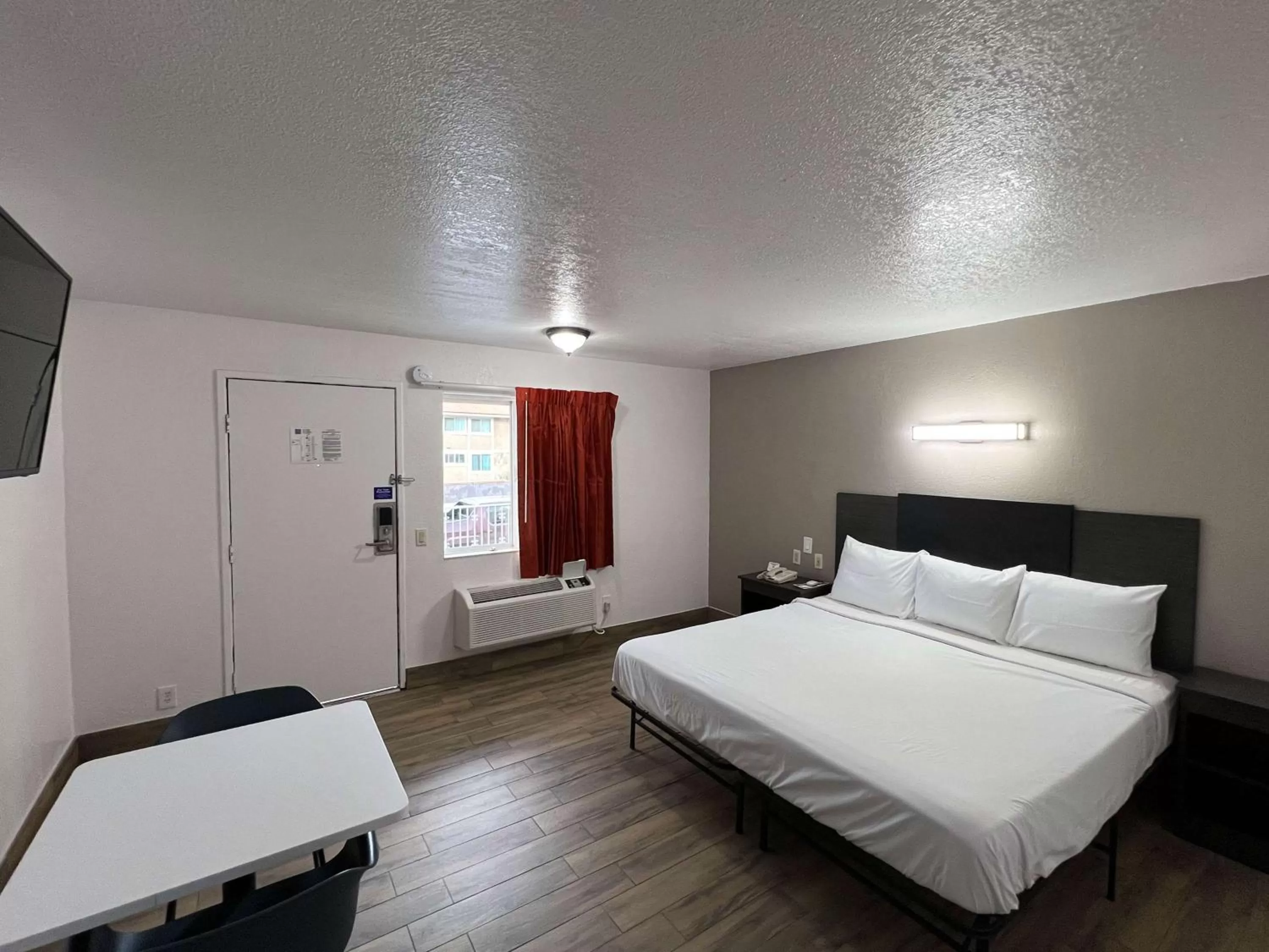 Deluxe King Room - single occupancy - Non-Smoking in Motel 6-Orange, CA - Anaheim