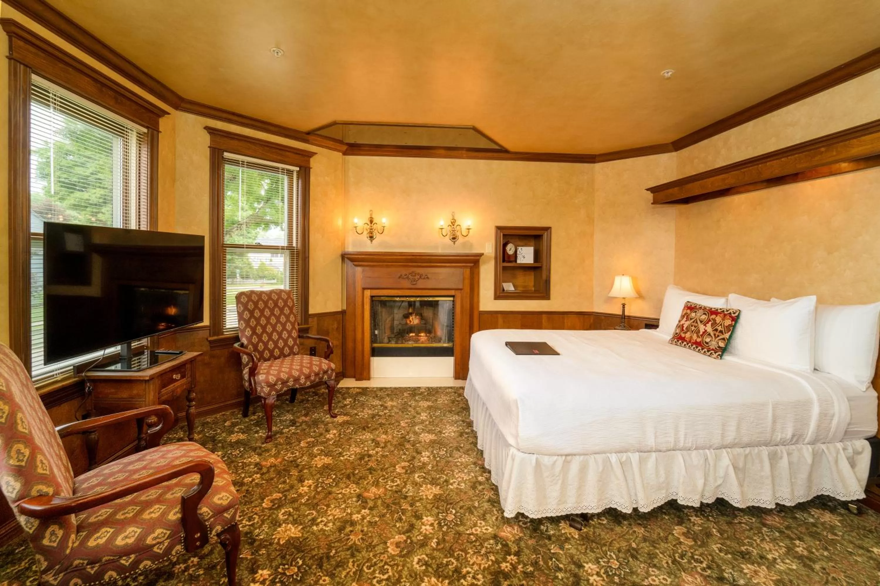 Deluxe Queen Suite in Yelton Manor Bed and Breakfast