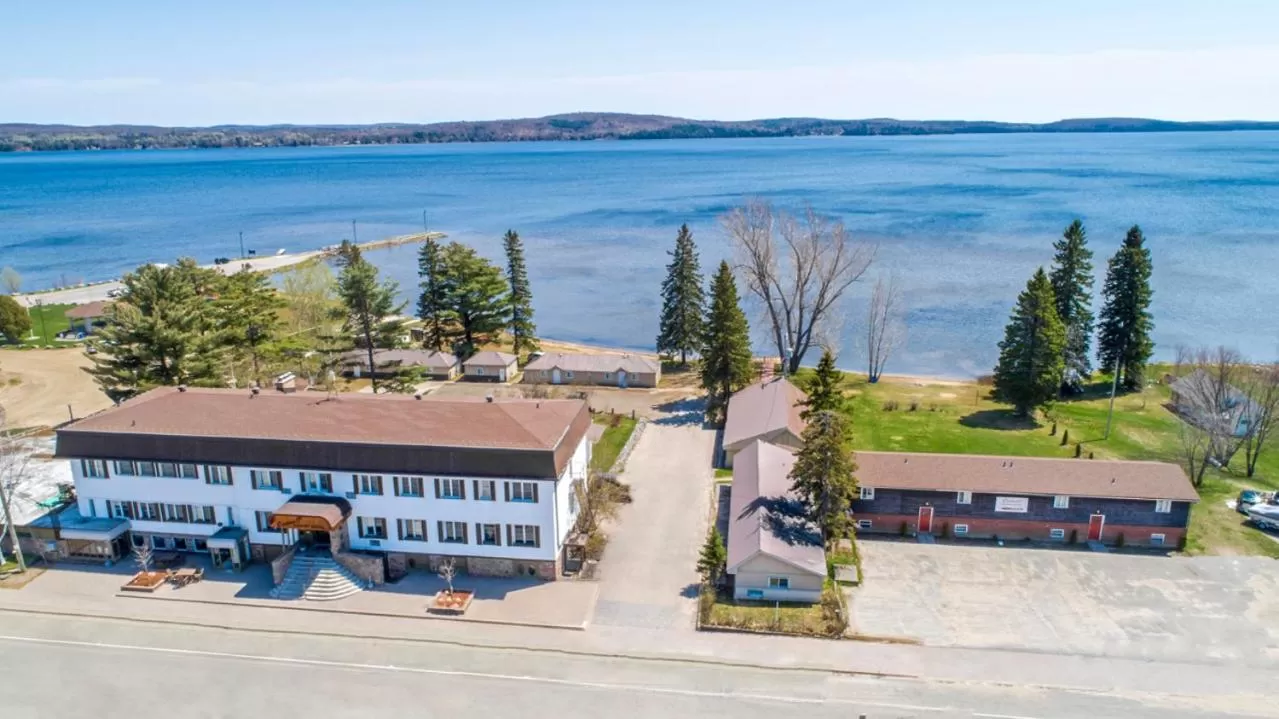 Suite with Lake View in Caswell Resort