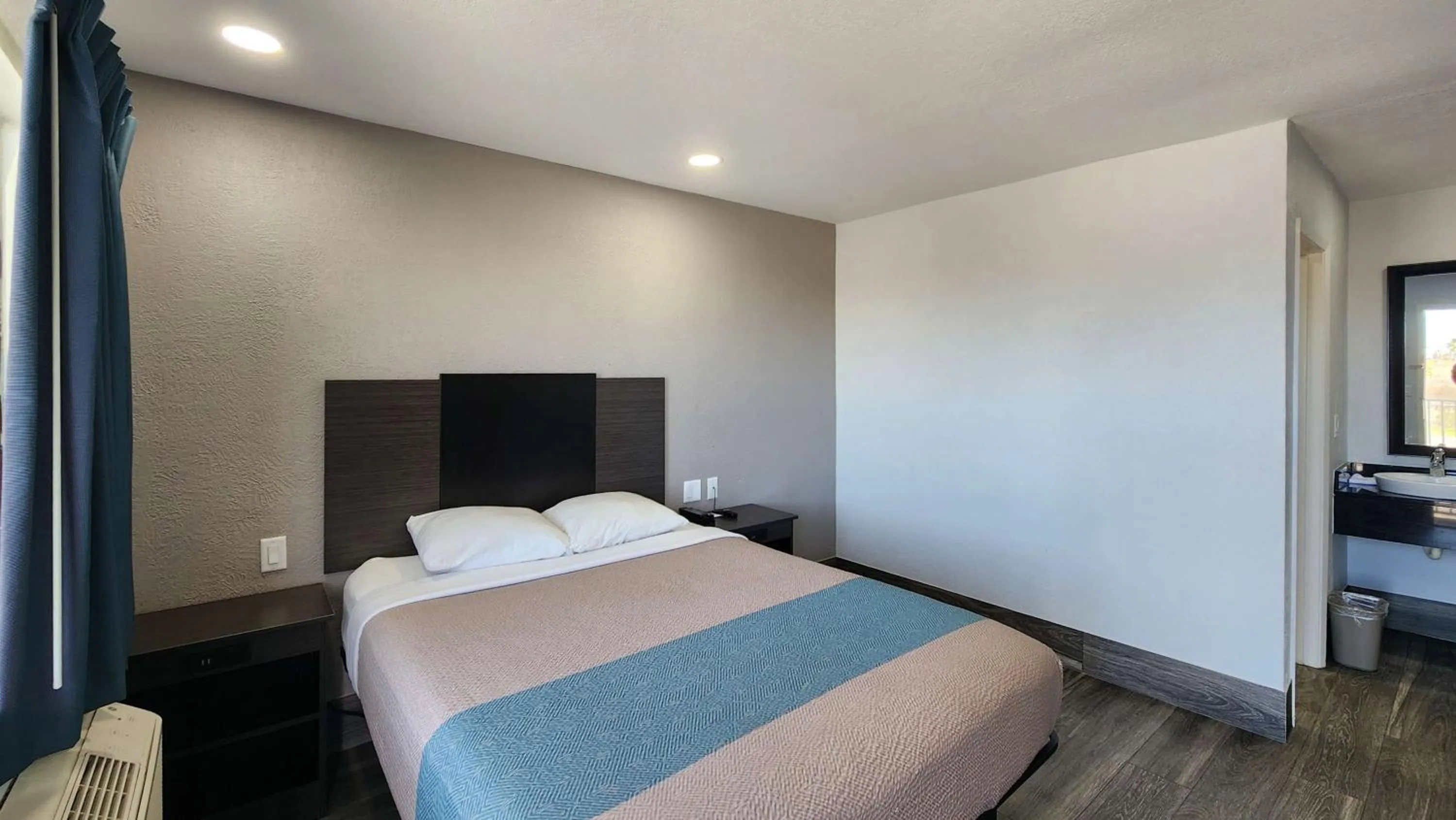 Deluxe Queen Room in Motel 6-Galveston, TX