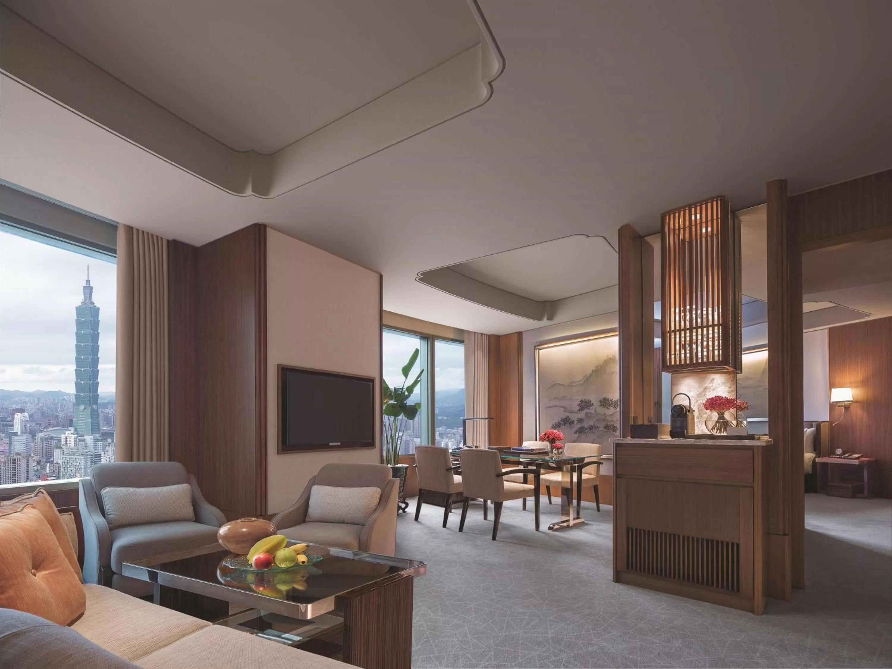 Plaza Suite with Horizon Club Lounge Access in Shangri-La Far Eastern, Taipei
