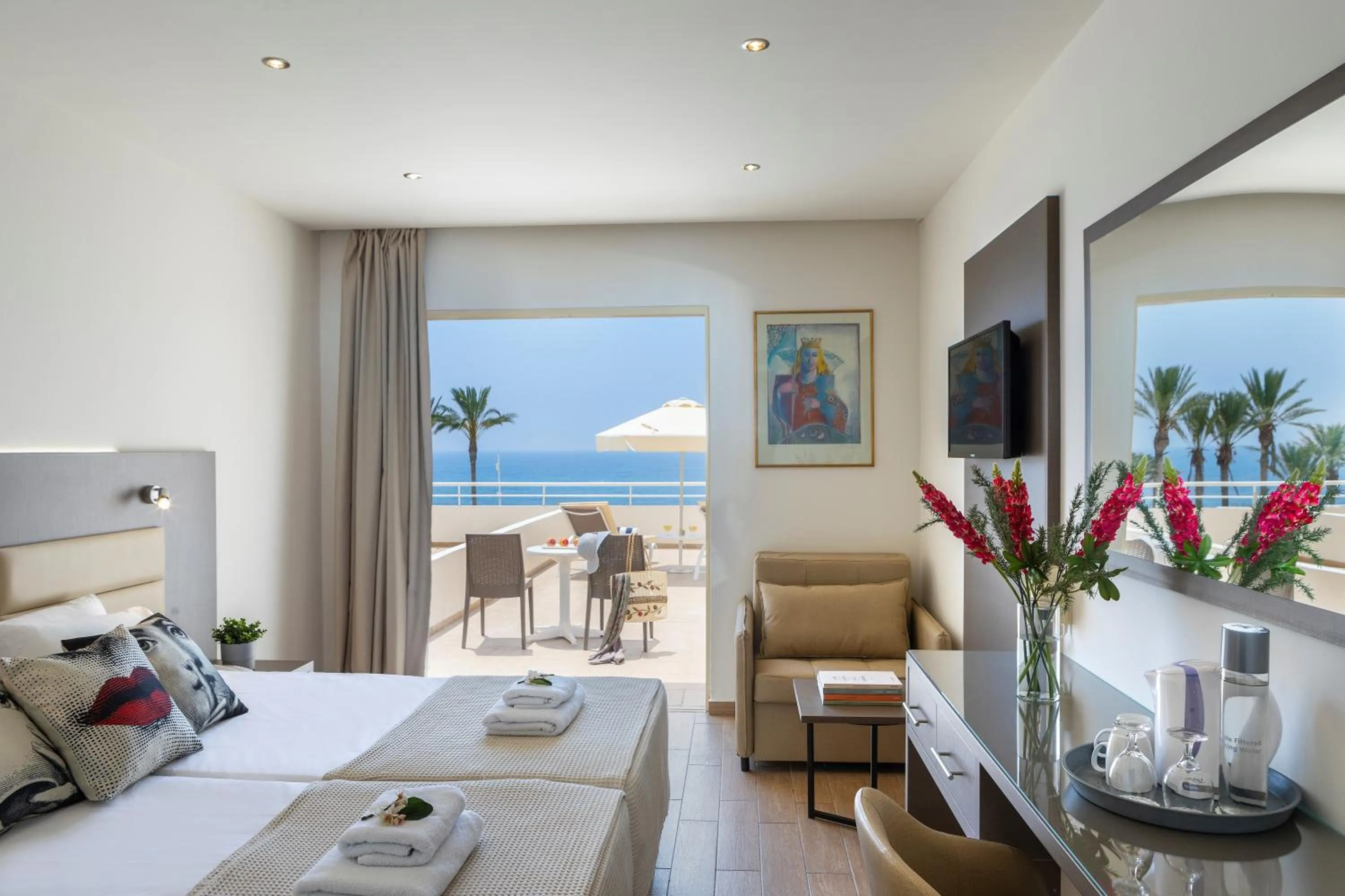 Superior Twin Room with Sea View - single occupancy in Queens Bay Hotel