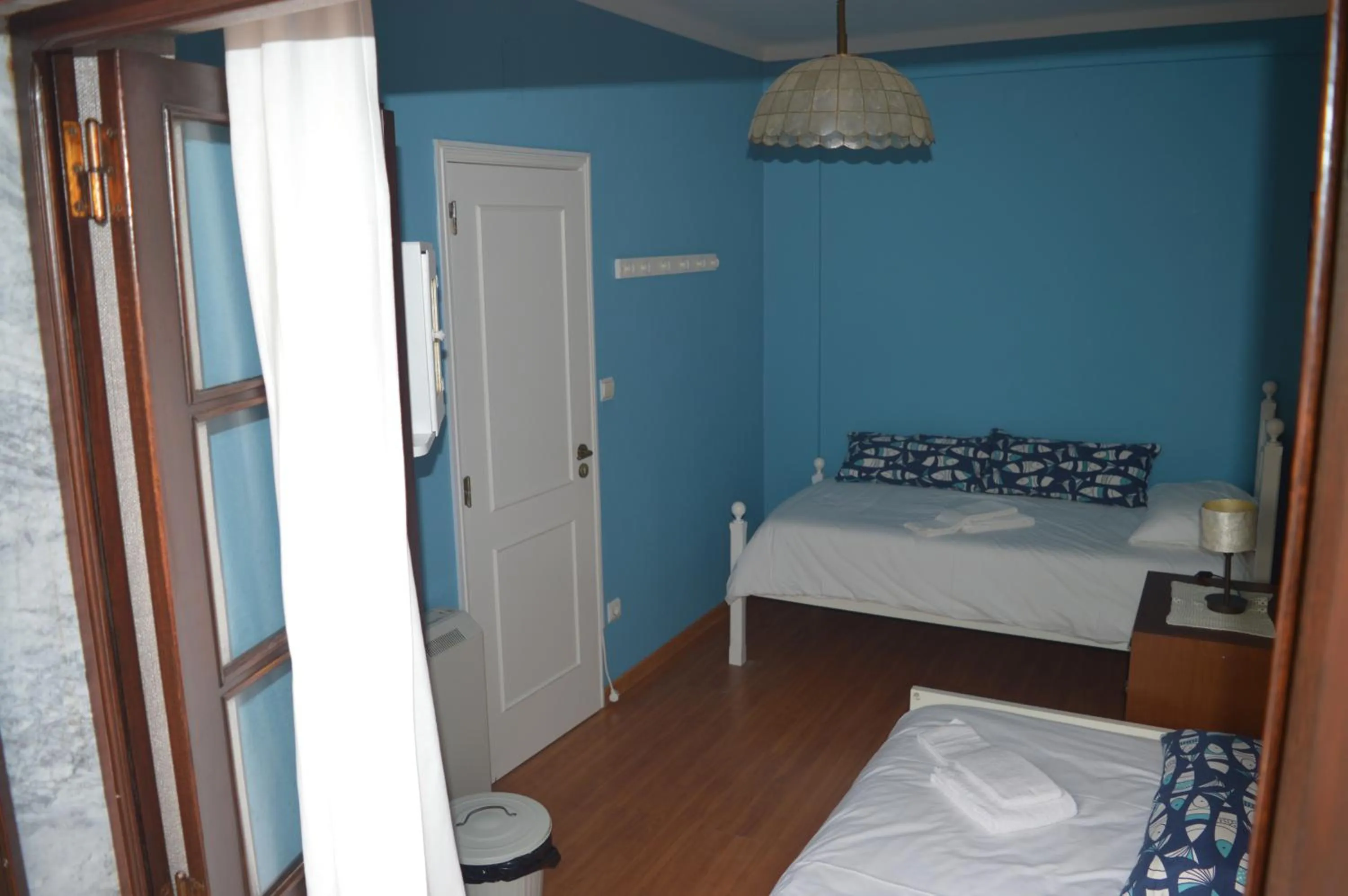 Twin Room with Shared Bathroom in Ericeira Chill Hill Hostel & Private Rooms - Peach Garden