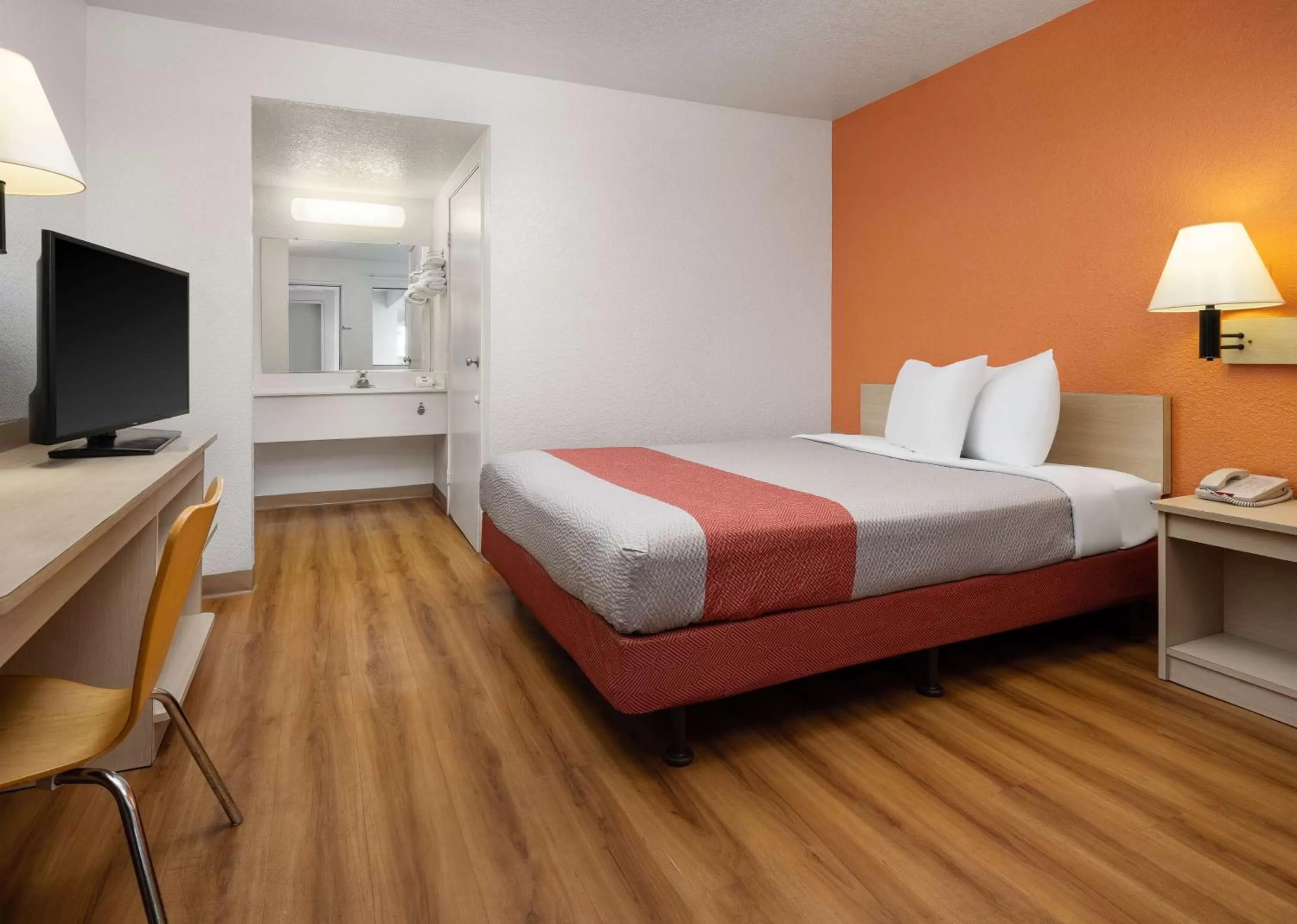 Deluxe Queen Room in Motel 6-Buena Park, CA - Knotts Berry Farm - Disneyland