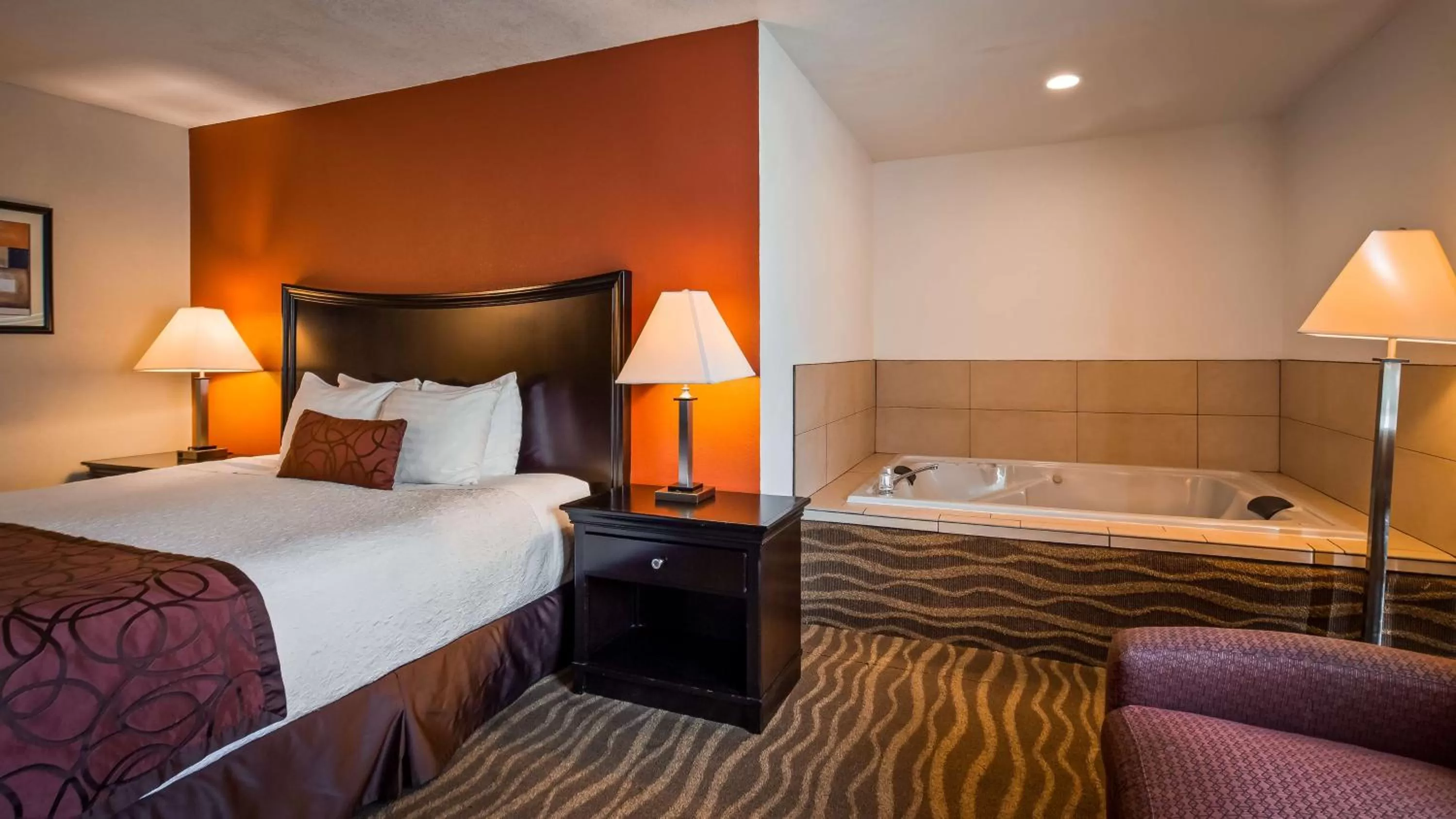 King Suite with Hot Tub and Sofa Bed - Non-Smoking in Best Western Plus Corning Inn