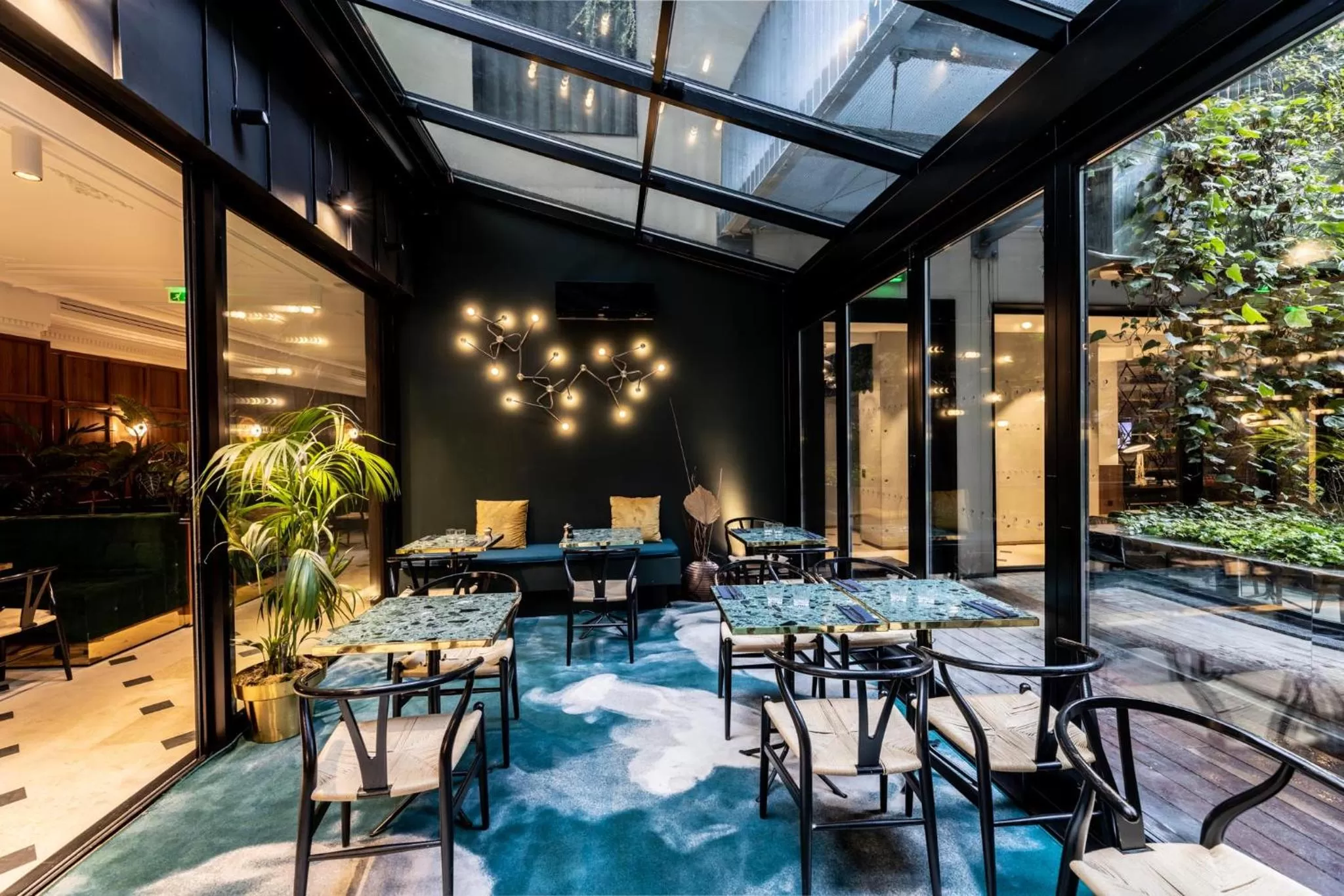 Patio in Hotel Parister Piscine & Spa