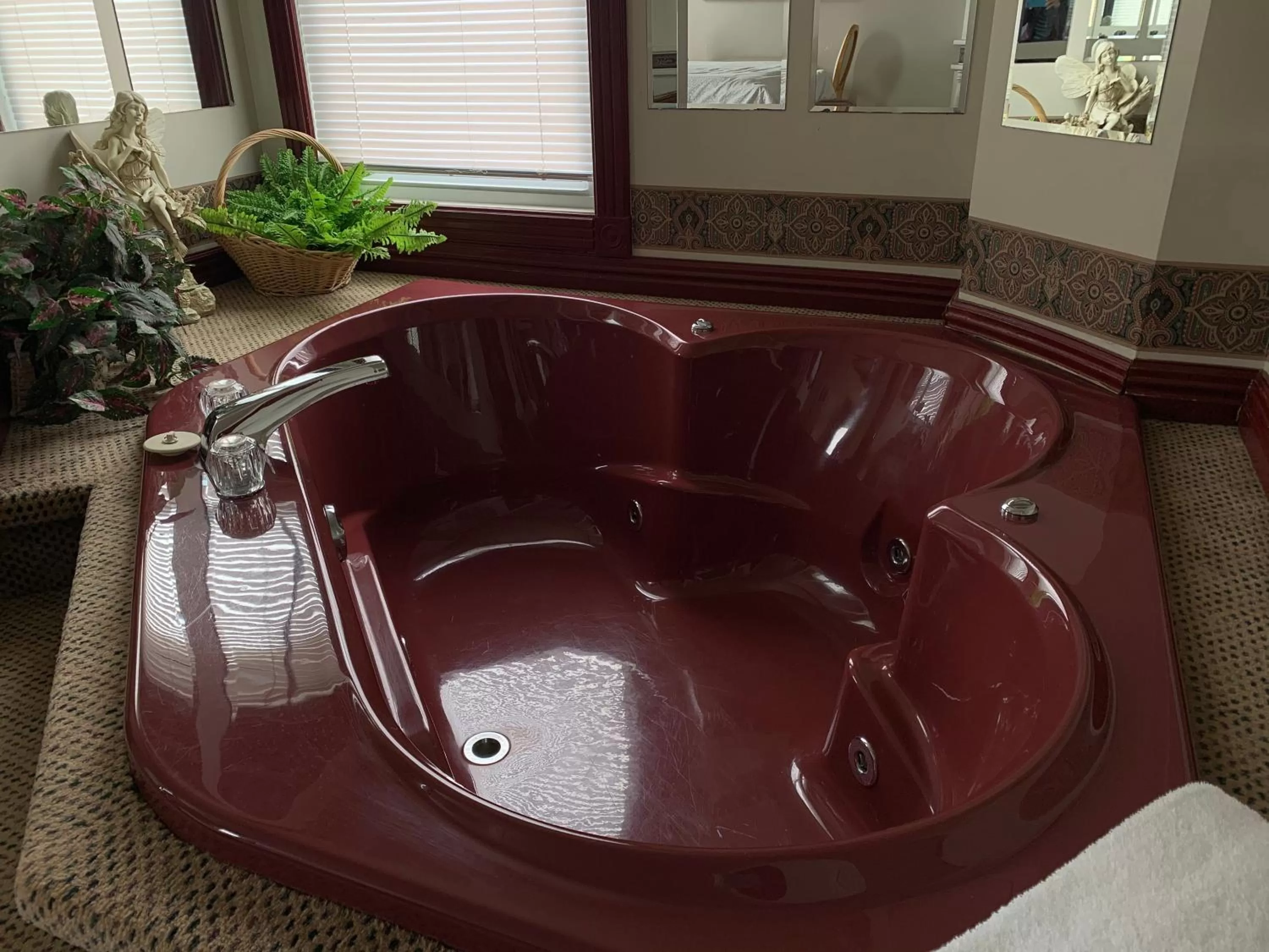 Queen Room with Spa Bath in Lakeview Hotel