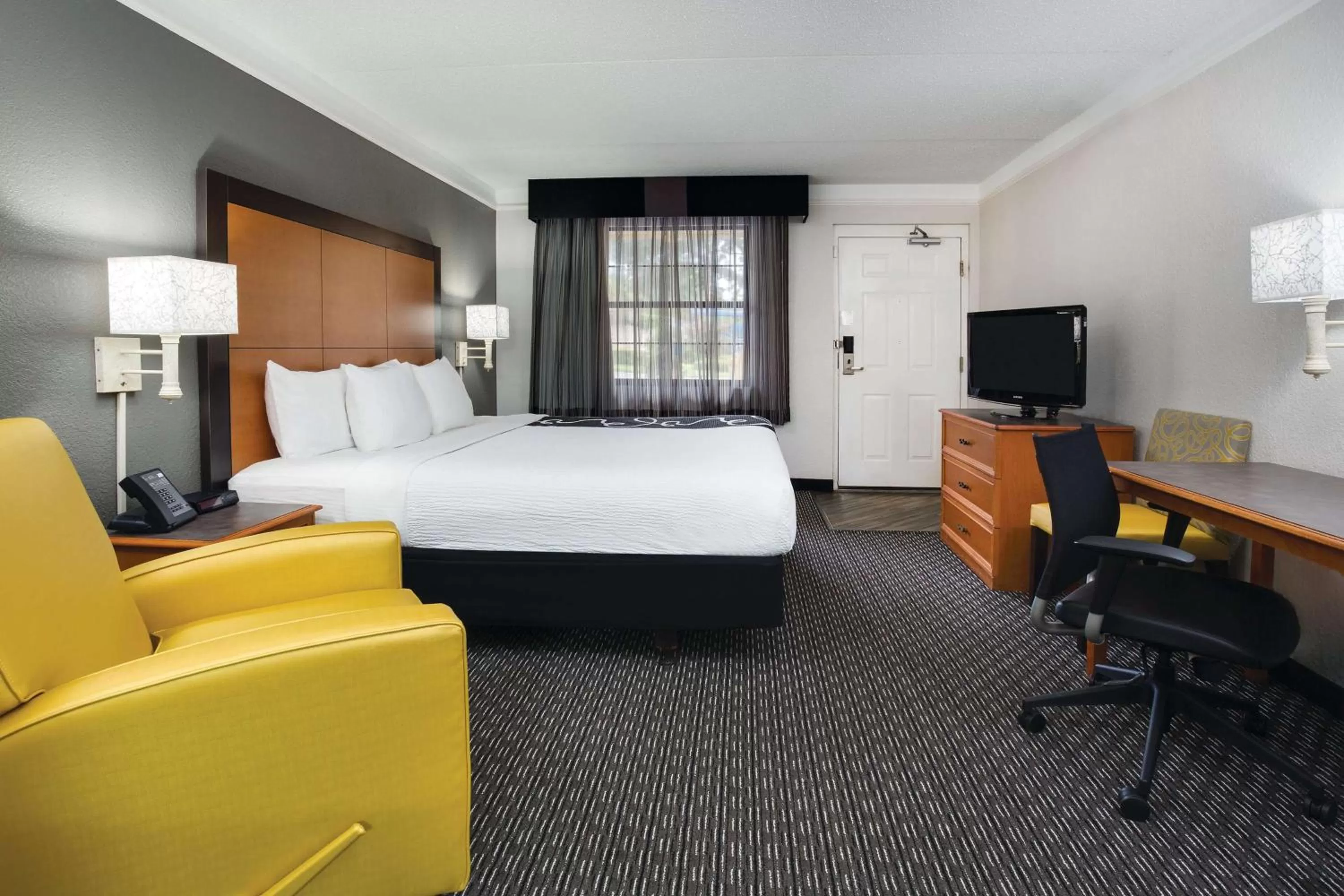 King Room with Bath Tub - Mobility/Hearing Accessible - Non-Smoking in Days Inn by Wyndham Gainesville Florida