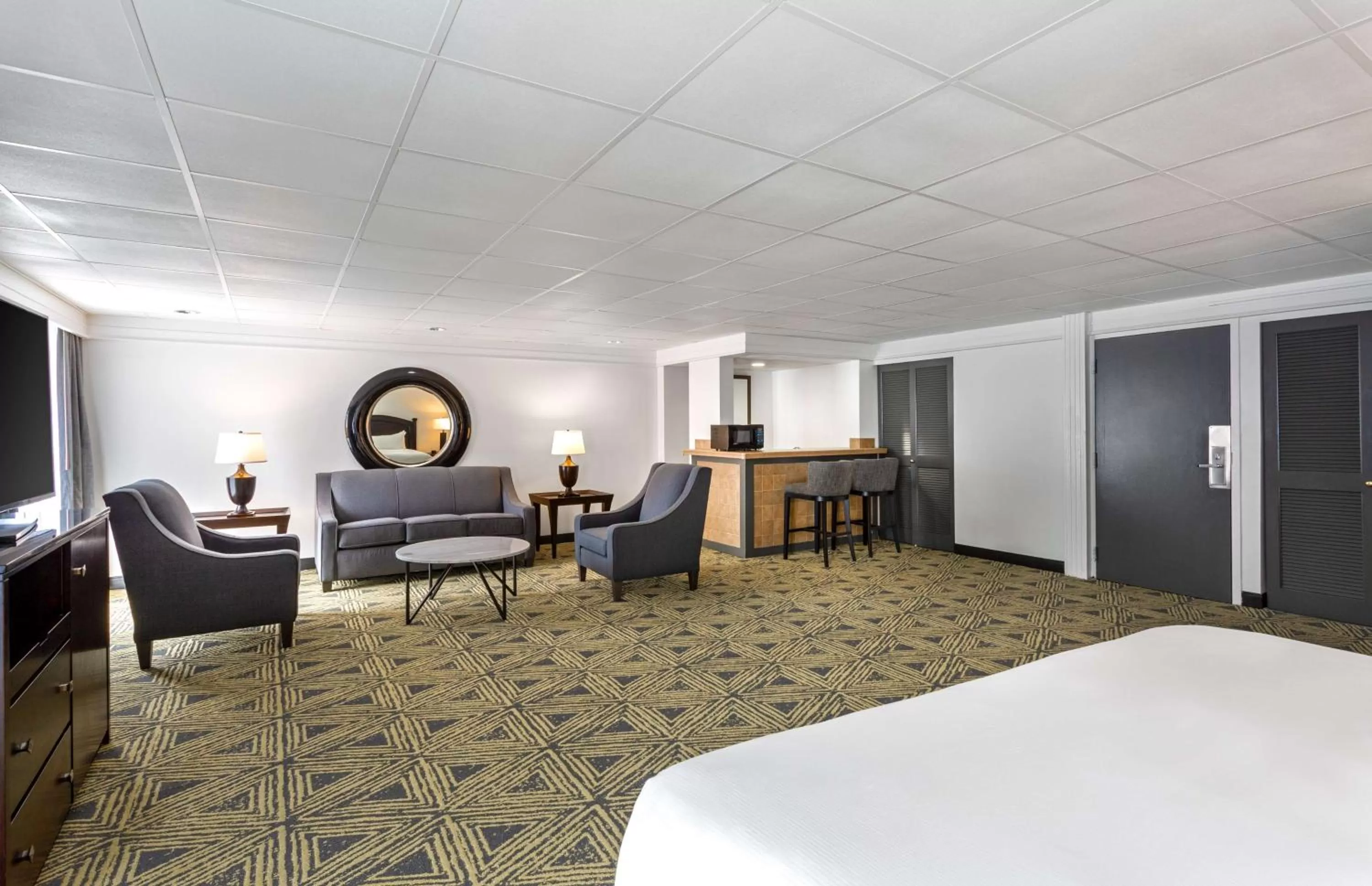 Junior King Suite - Non-Smoking in DoubleTree by Hilton Washington Meadow Lands Casino Area