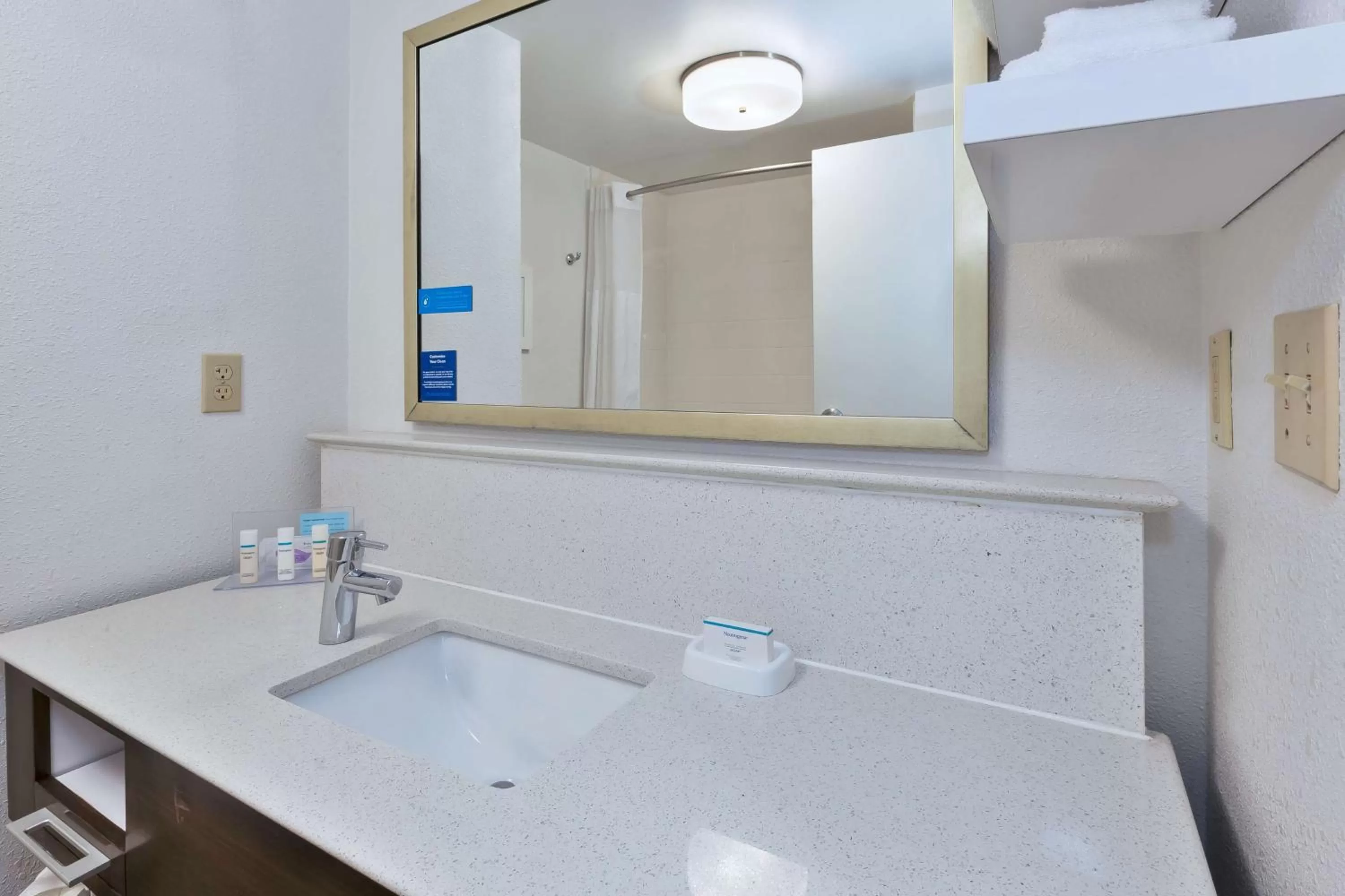 Queen Room with Two Queen Beds and Whirlpool - Non-Smoking in Hampton Inn Waterbury