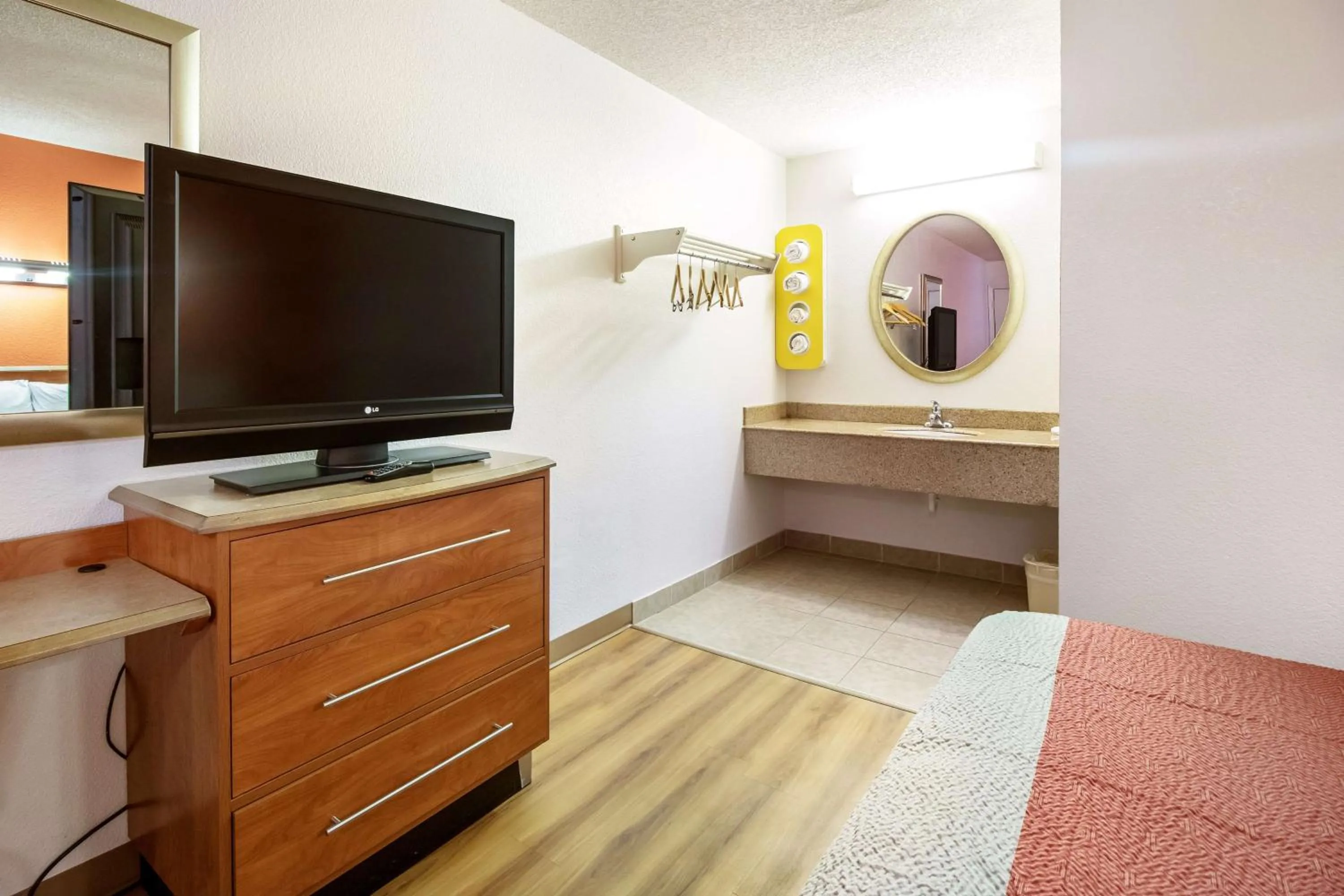 Queen Room - single occupancy - Disability Access - Roll in Shower in Motel 6-Dayton, OH - Englewood