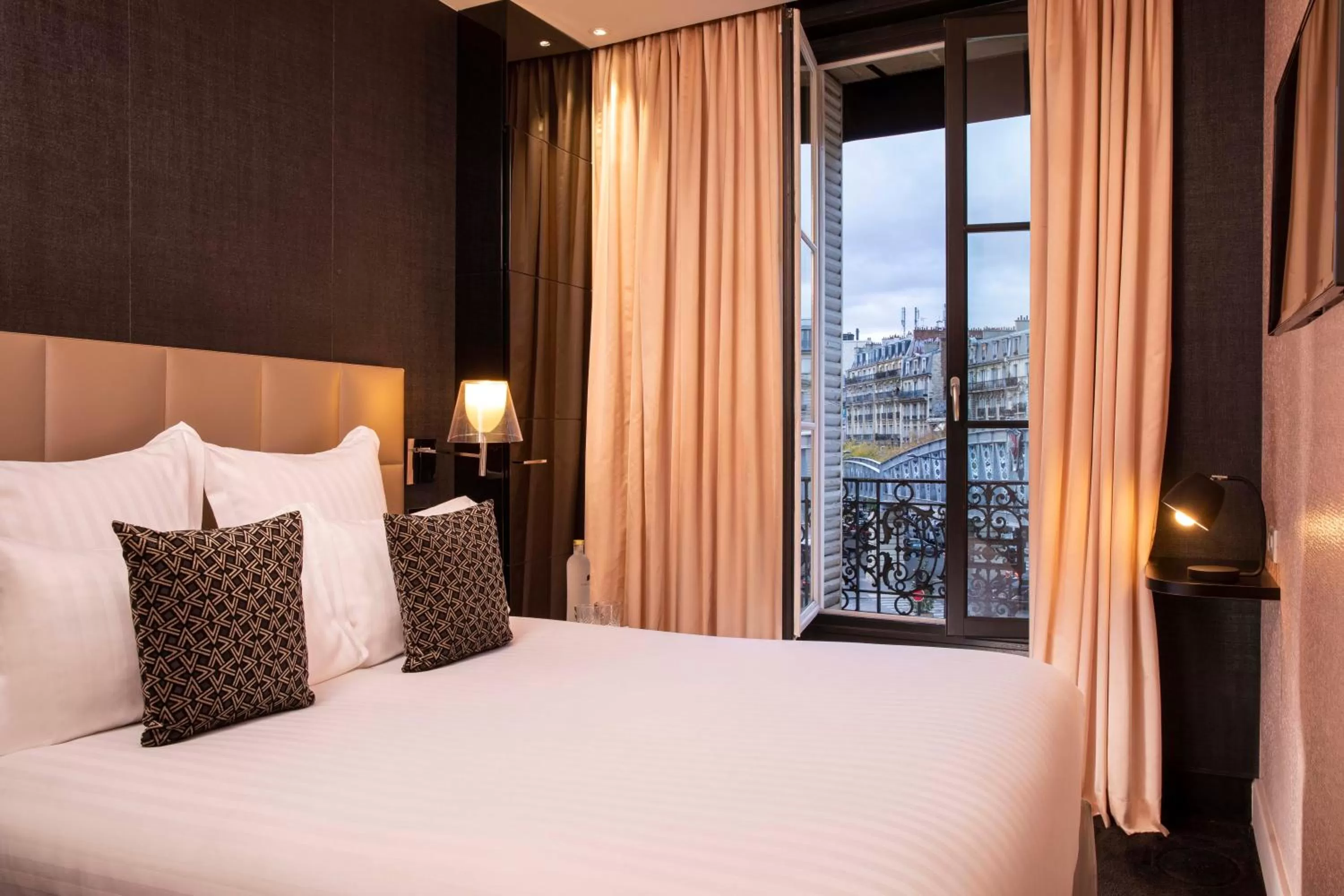 Standard Single Room in First Hotel Paris Tour Eiffel