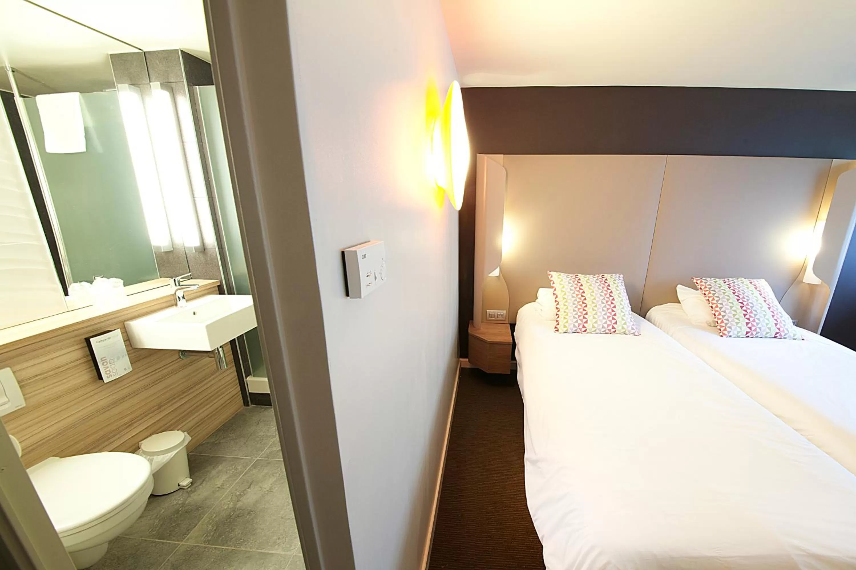 Standard Twin Room in Campanile Clermont-Ferrand ~ Aubière