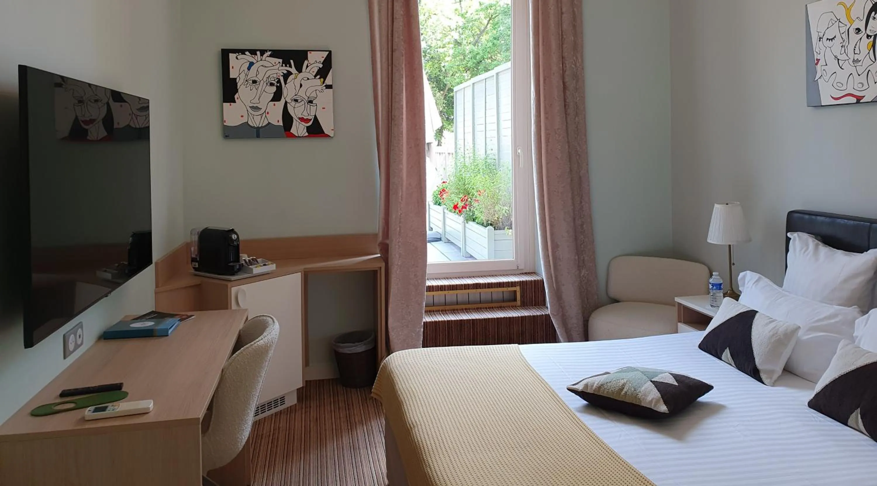 Double Room with Terrace in Hôtel The Originals Résidence de Rohan (EX RELAIS DU SILENCE)