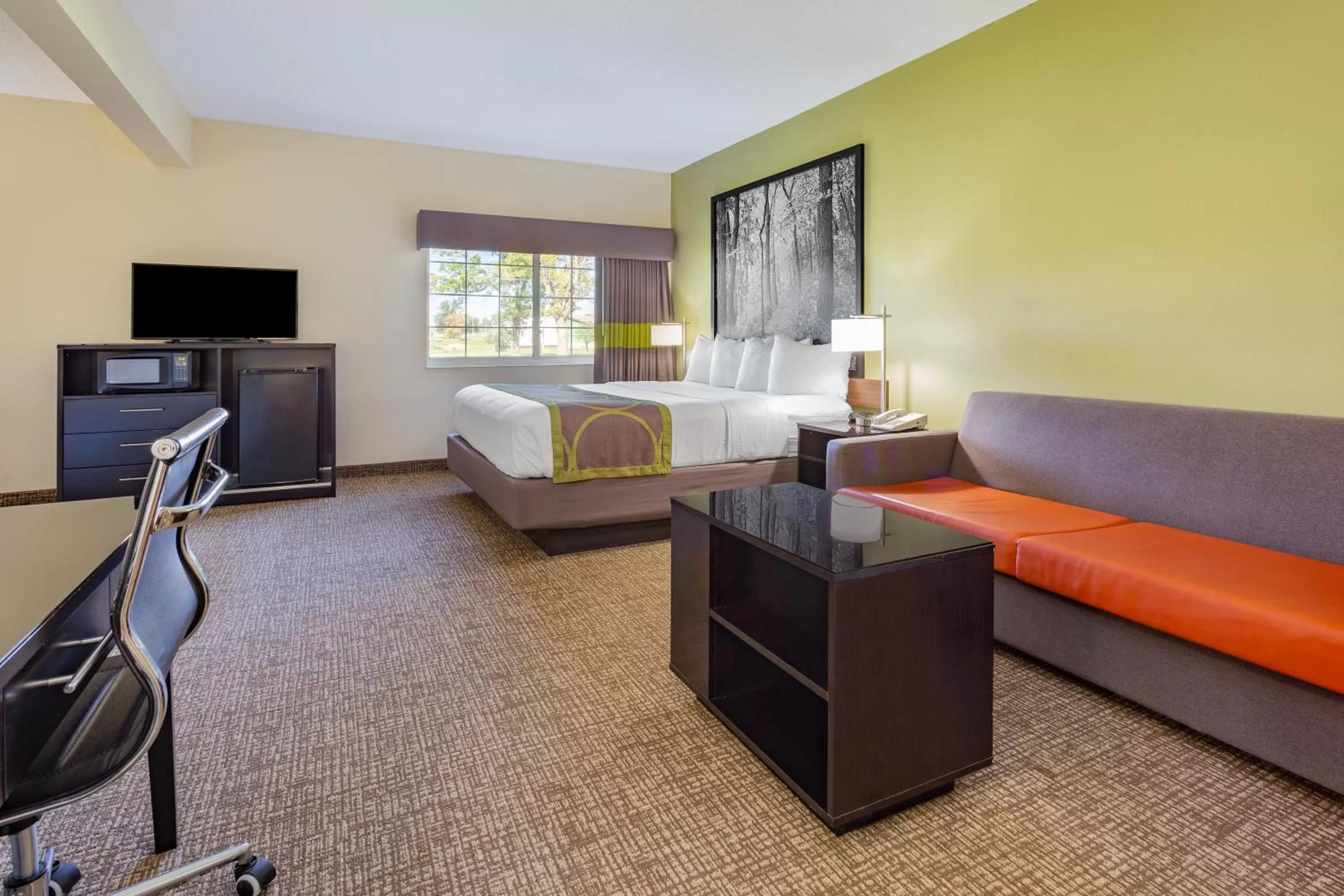 King Suite with Spa Bath- Non-Smoking in Super 8 by Wyndham Emmetsburg