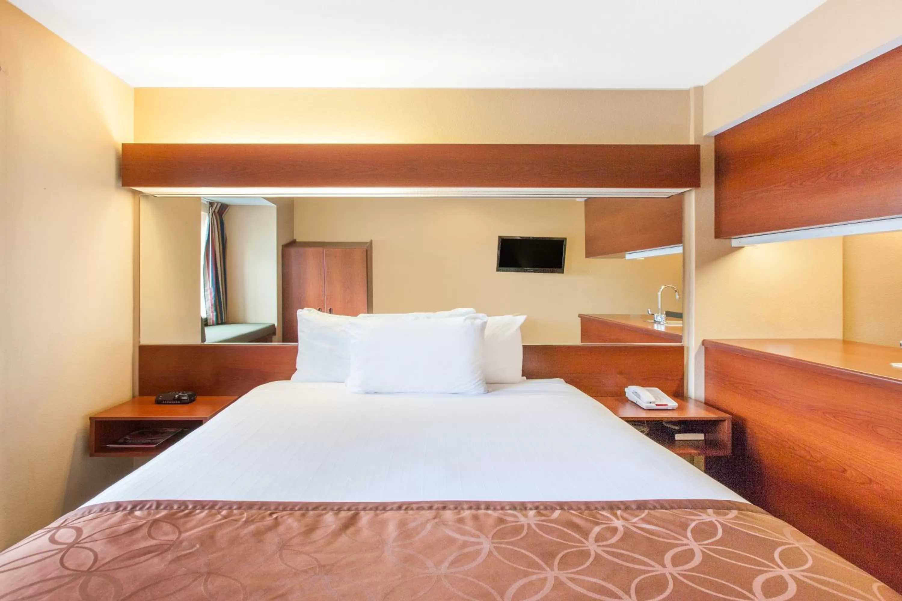 Queen Suite with Bathtub with Grab Bars - Mobility Accessible/Non-Smoking in Microtel Inn by Wyndham Rogers