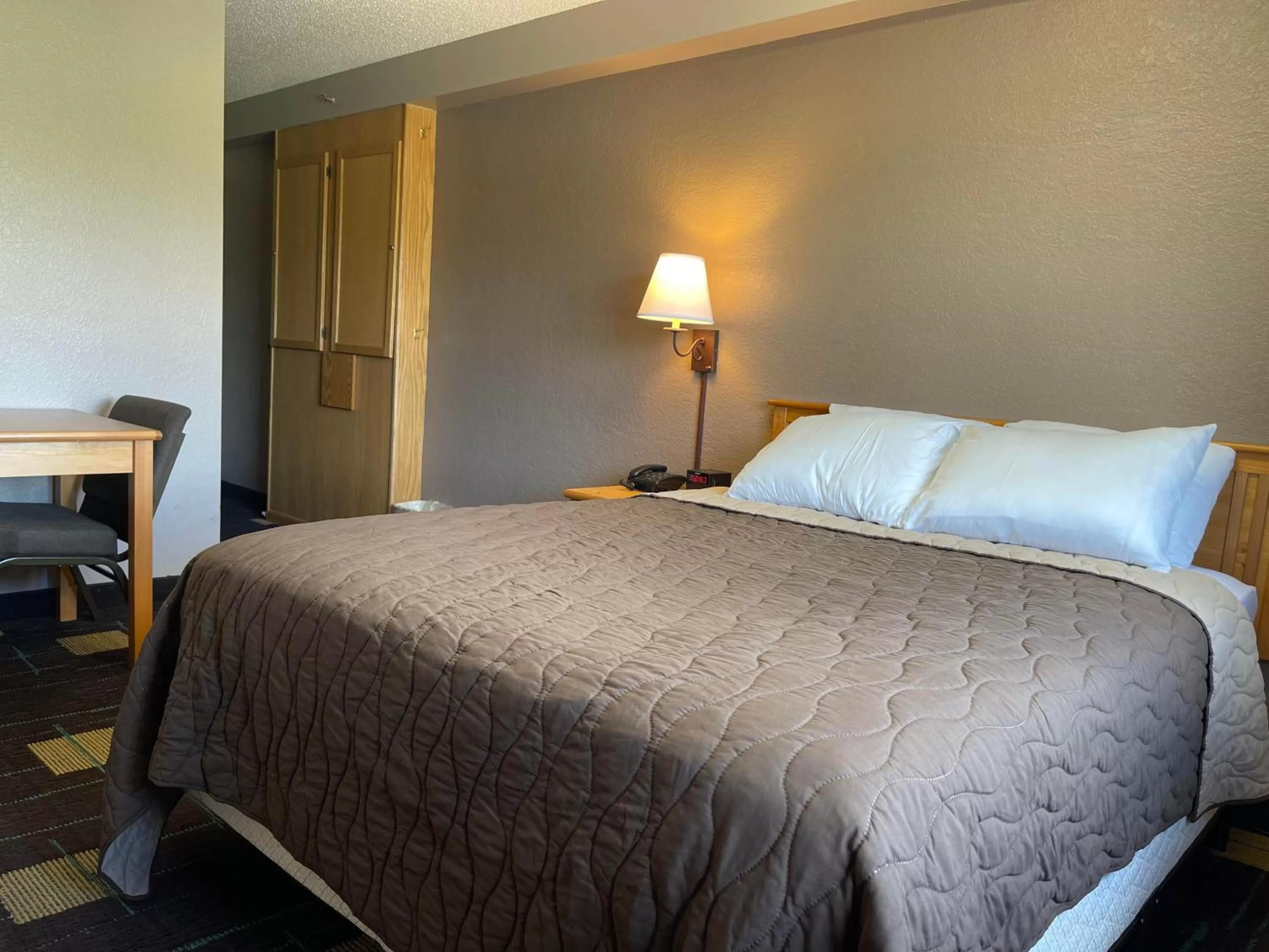 Economy Single Room in Walker Hotel