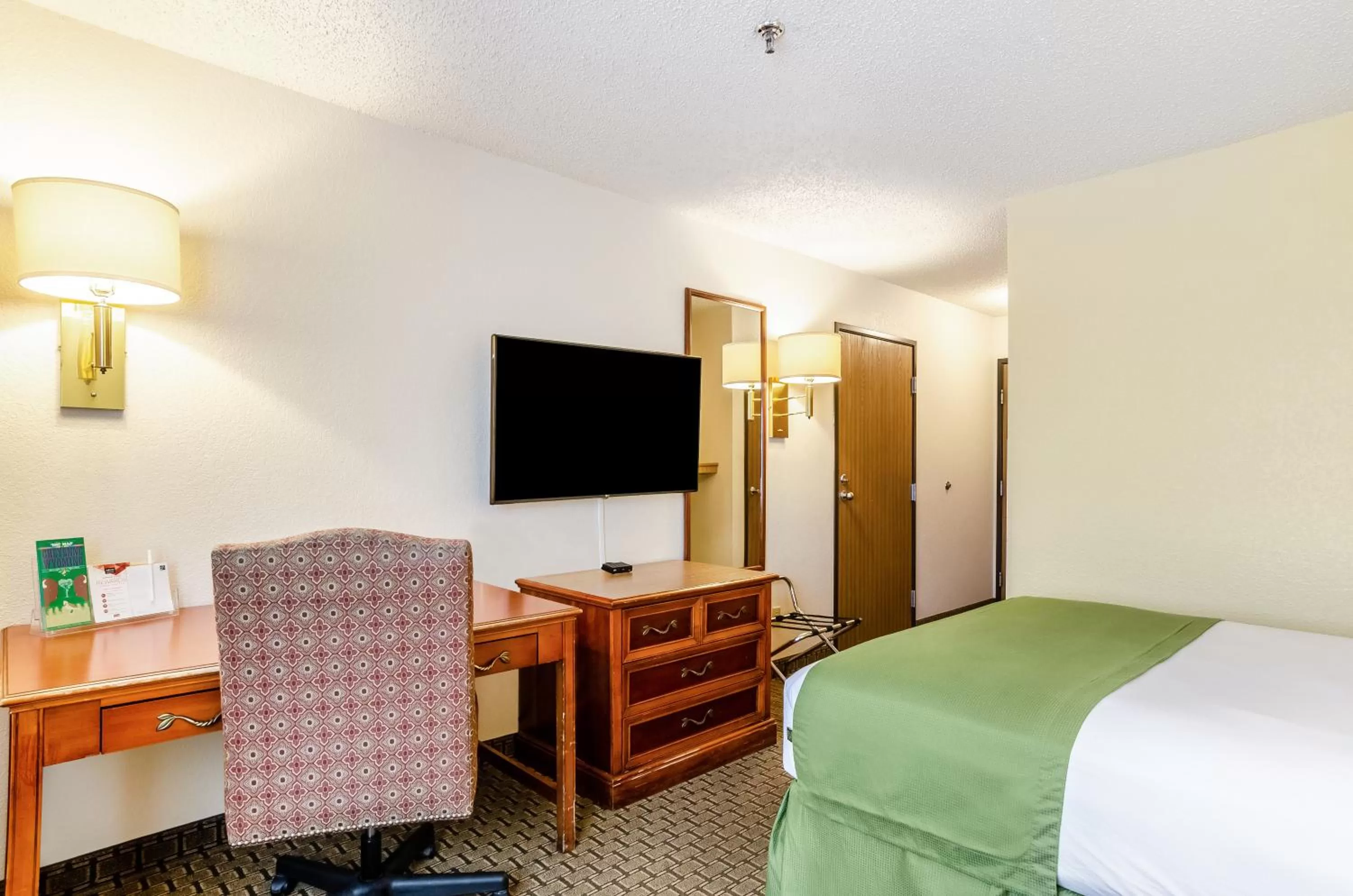 Queen Room - Disability Access in Cheyenne Guest Inn