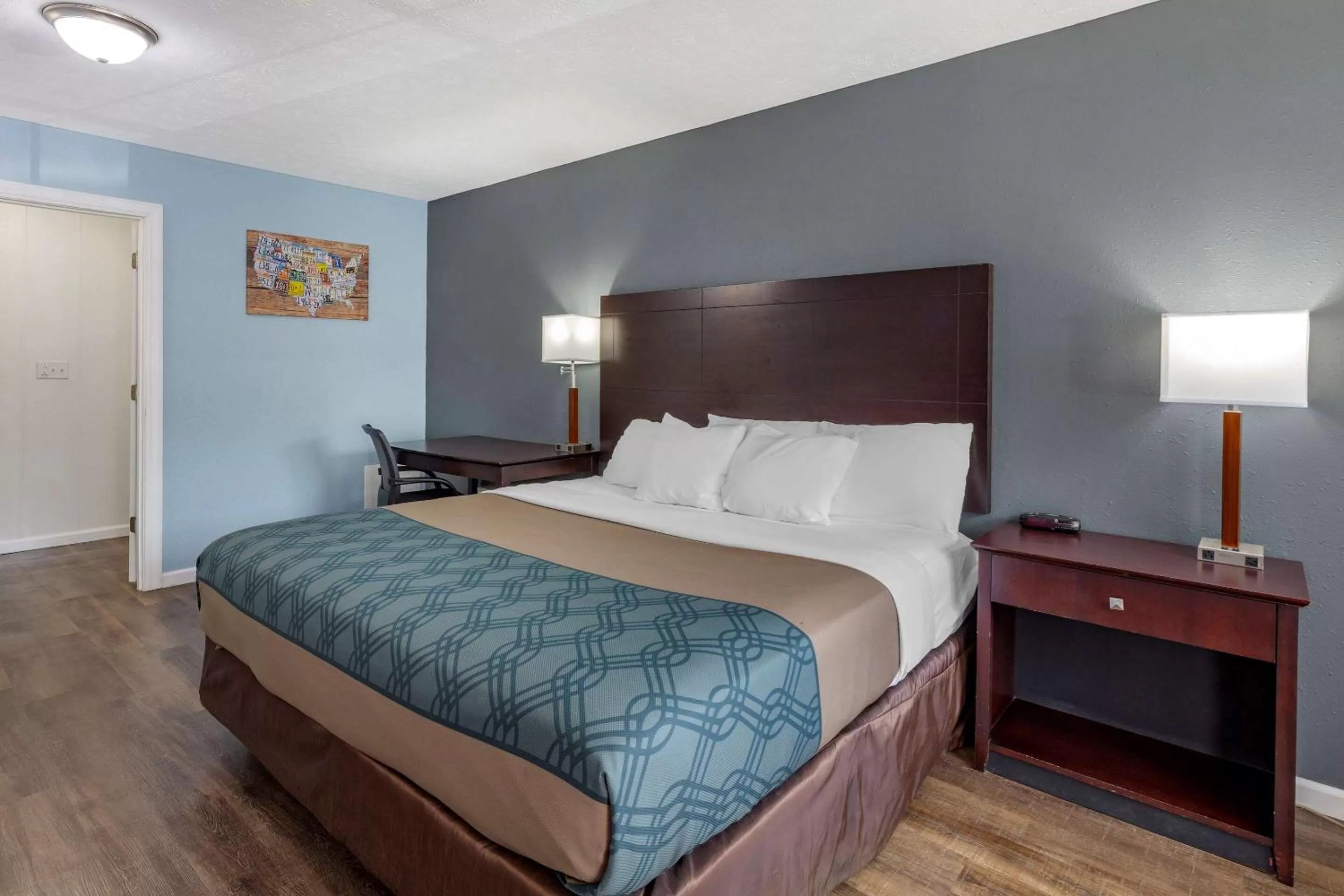 Deluxe King Room - Non-Smoking in Econo Lodge Inn & Suites Sandusky South