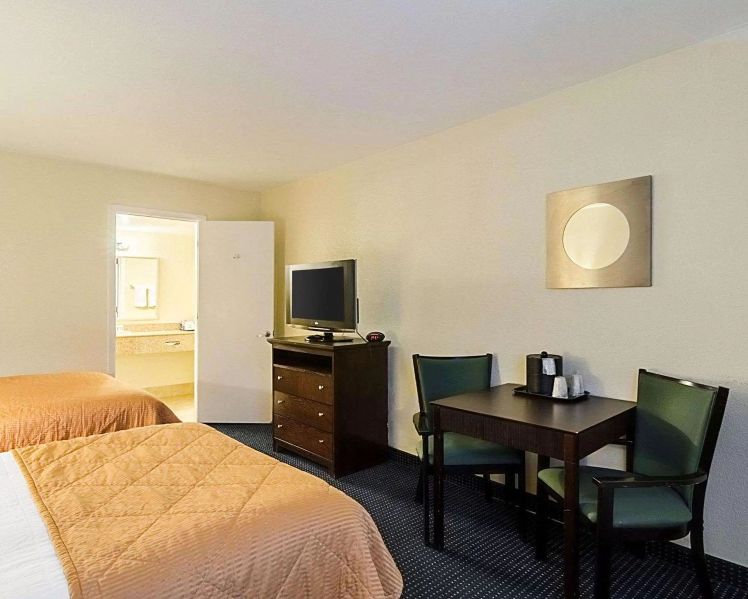 Double Room with Two Double Beds - Disability Access in Rodeway Inn & Suites Williamsburg Central