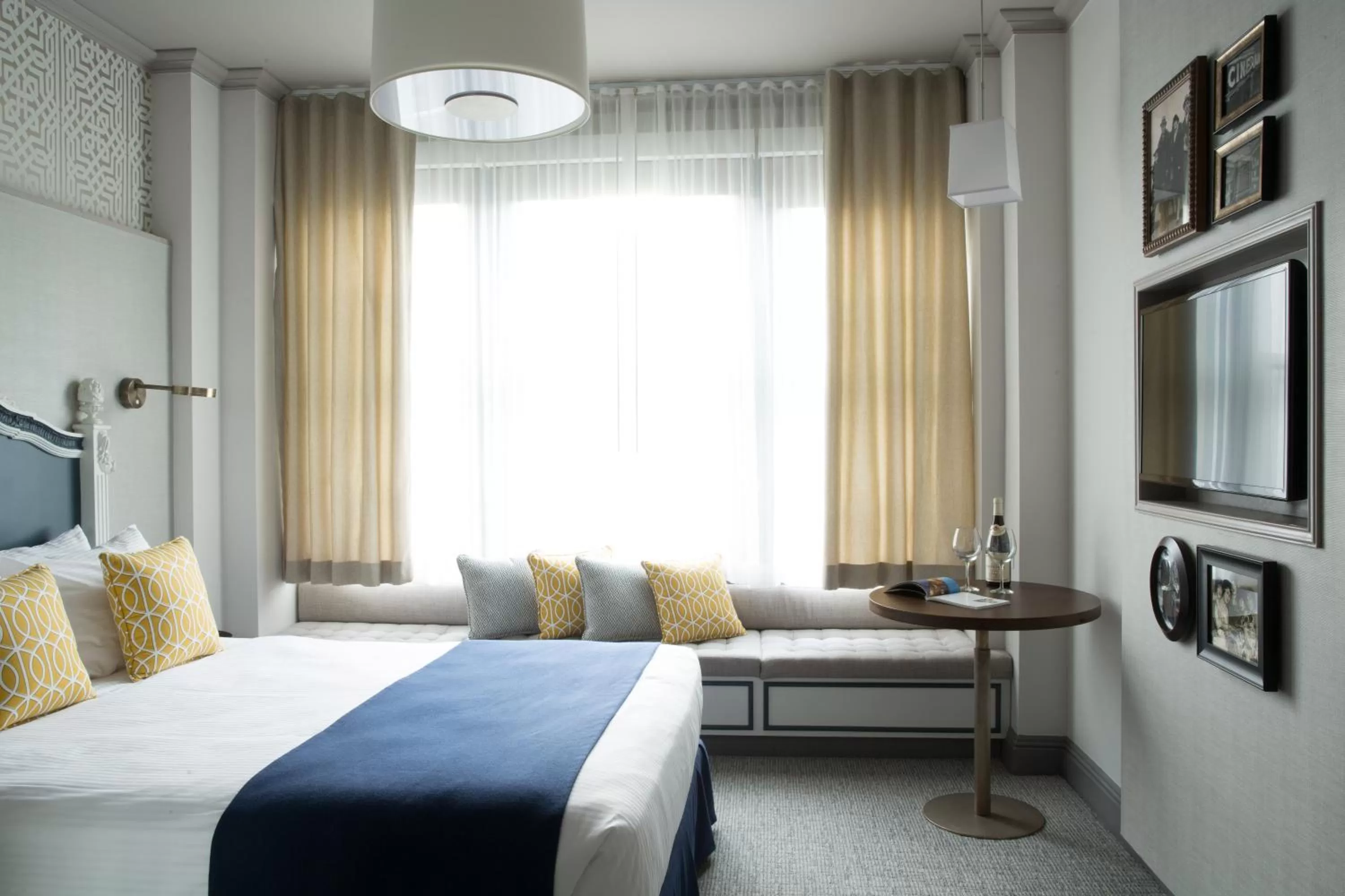 Deluxe Queen Room in Warwick San Francisco