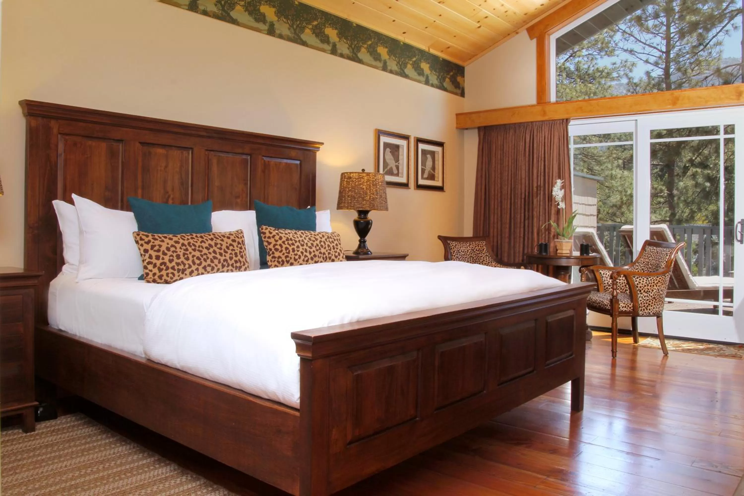 King Room with Mountain View in The Grand Idyllwild Lodge