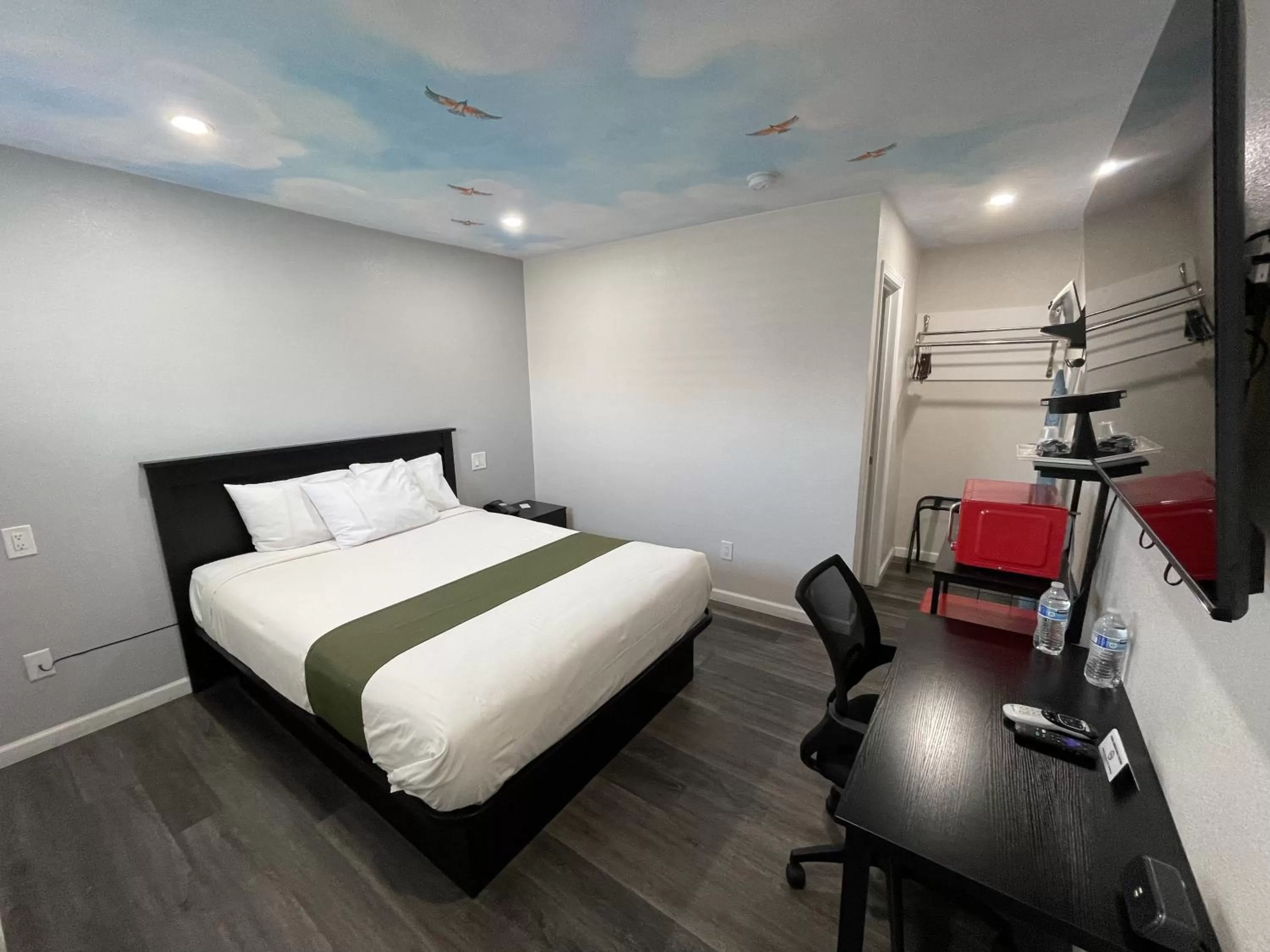 Queen Room in Fontana Inn