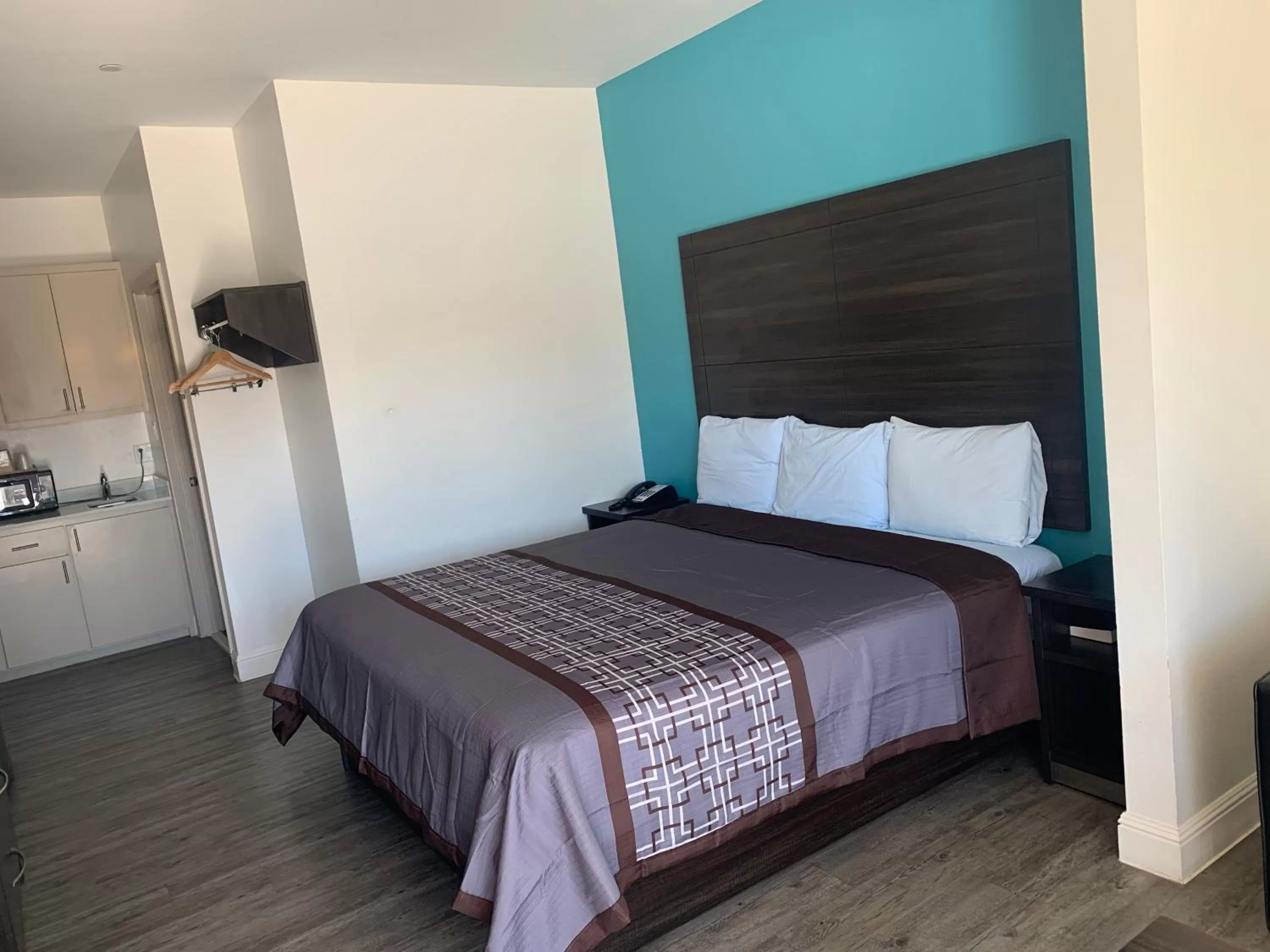 Deluxe King Suite - single occupancy in LOTUS INN