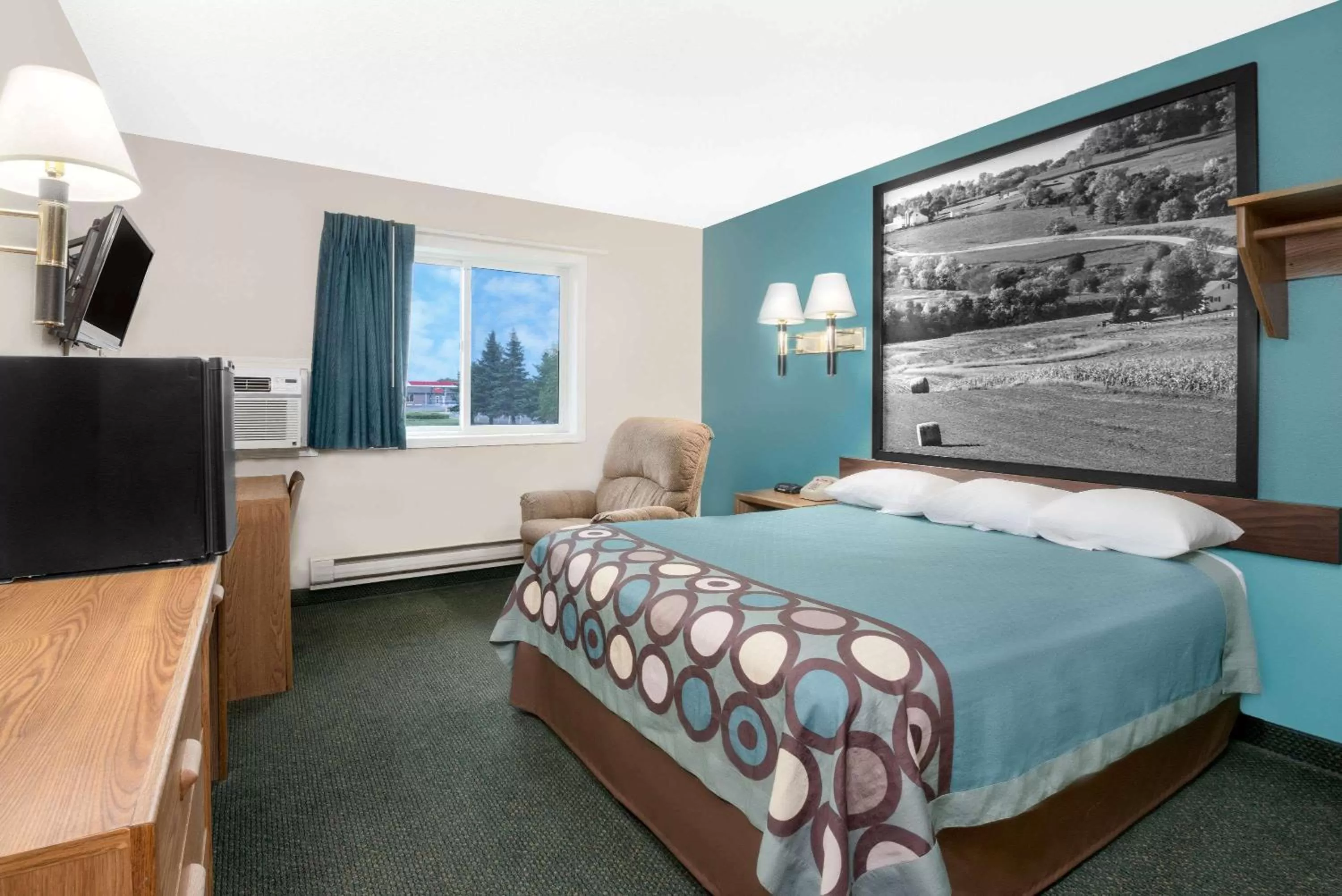 Photo of the whole room, Bed in Super 8 by Wyndham Huron