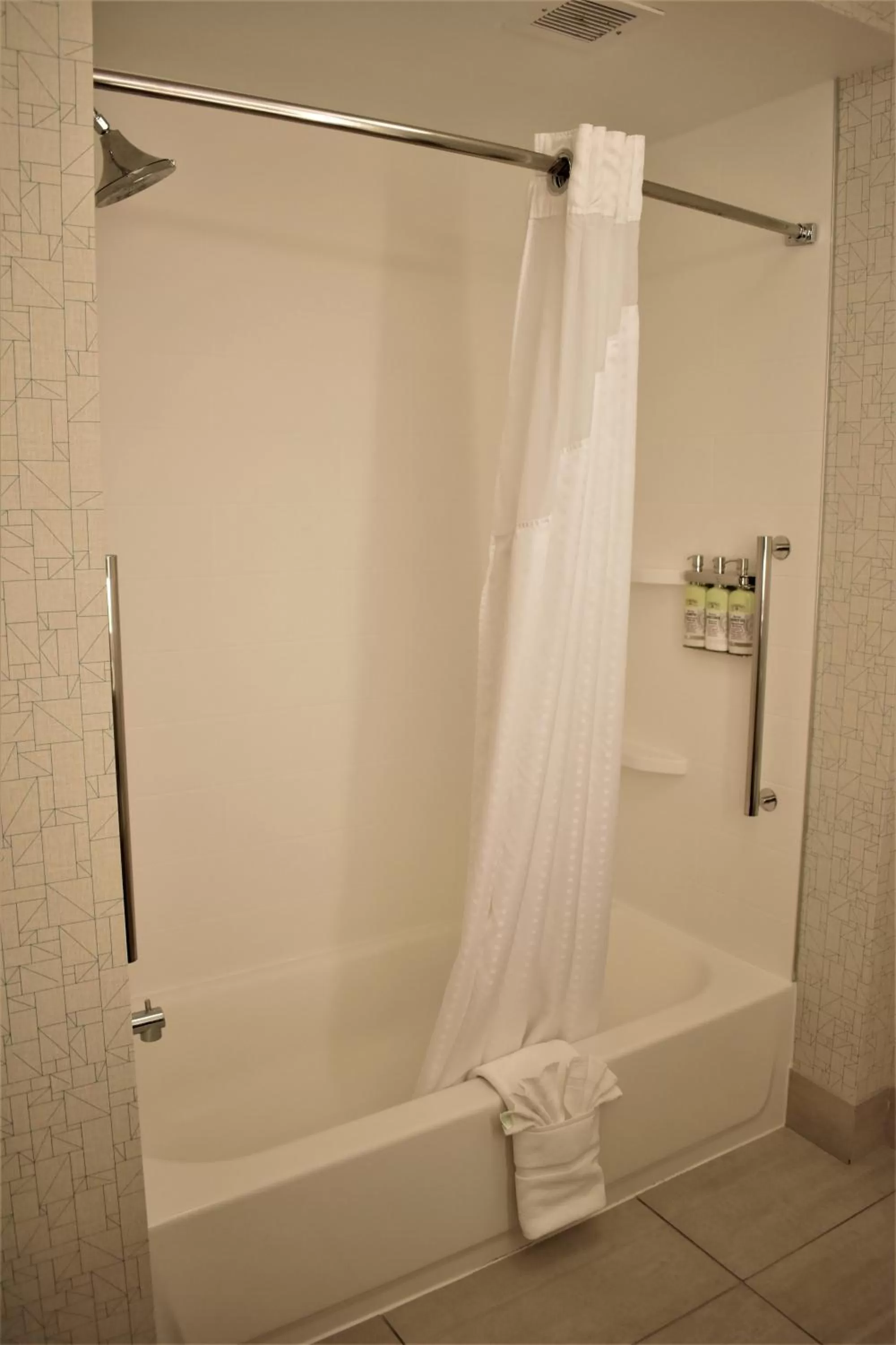 King Suite with Disability Access and Bathtub - Non Smoking in Holiday Inn Express & Suites - Gettysburg by IHG