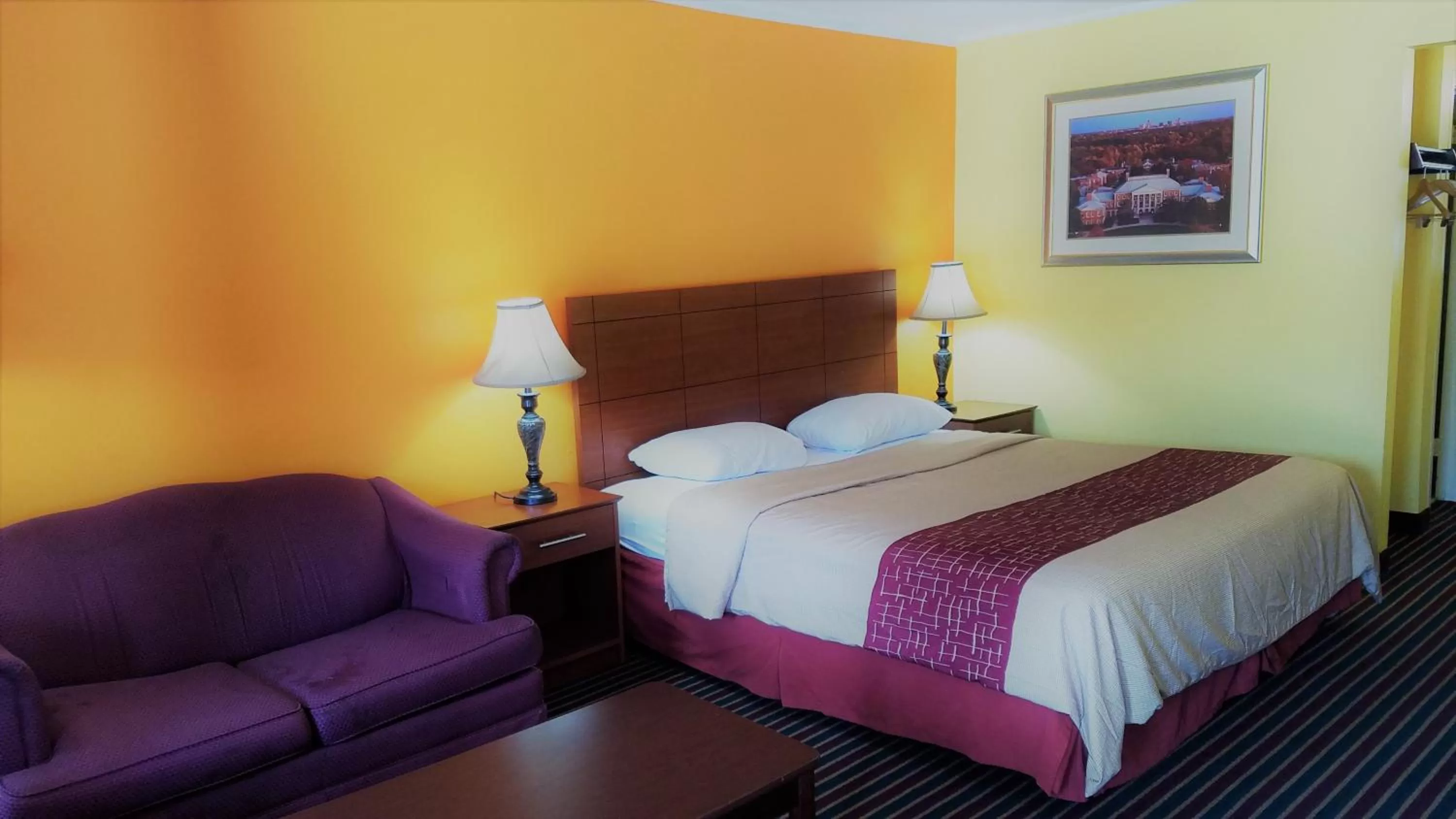 Standard King Room - Non-Smoking  in Roadway Inn Troy