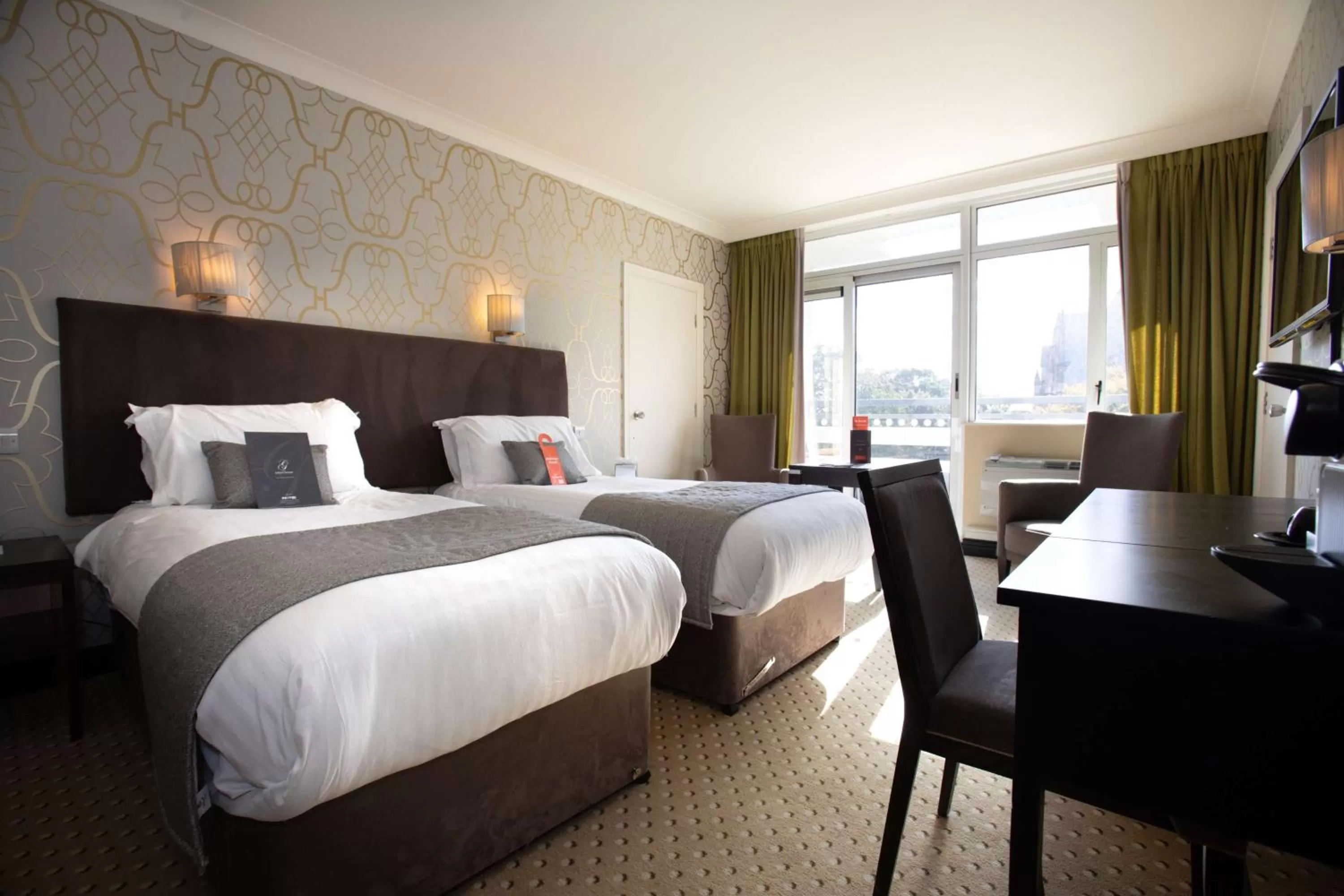 Deluxe Twin Room in The Lincoln Hotel