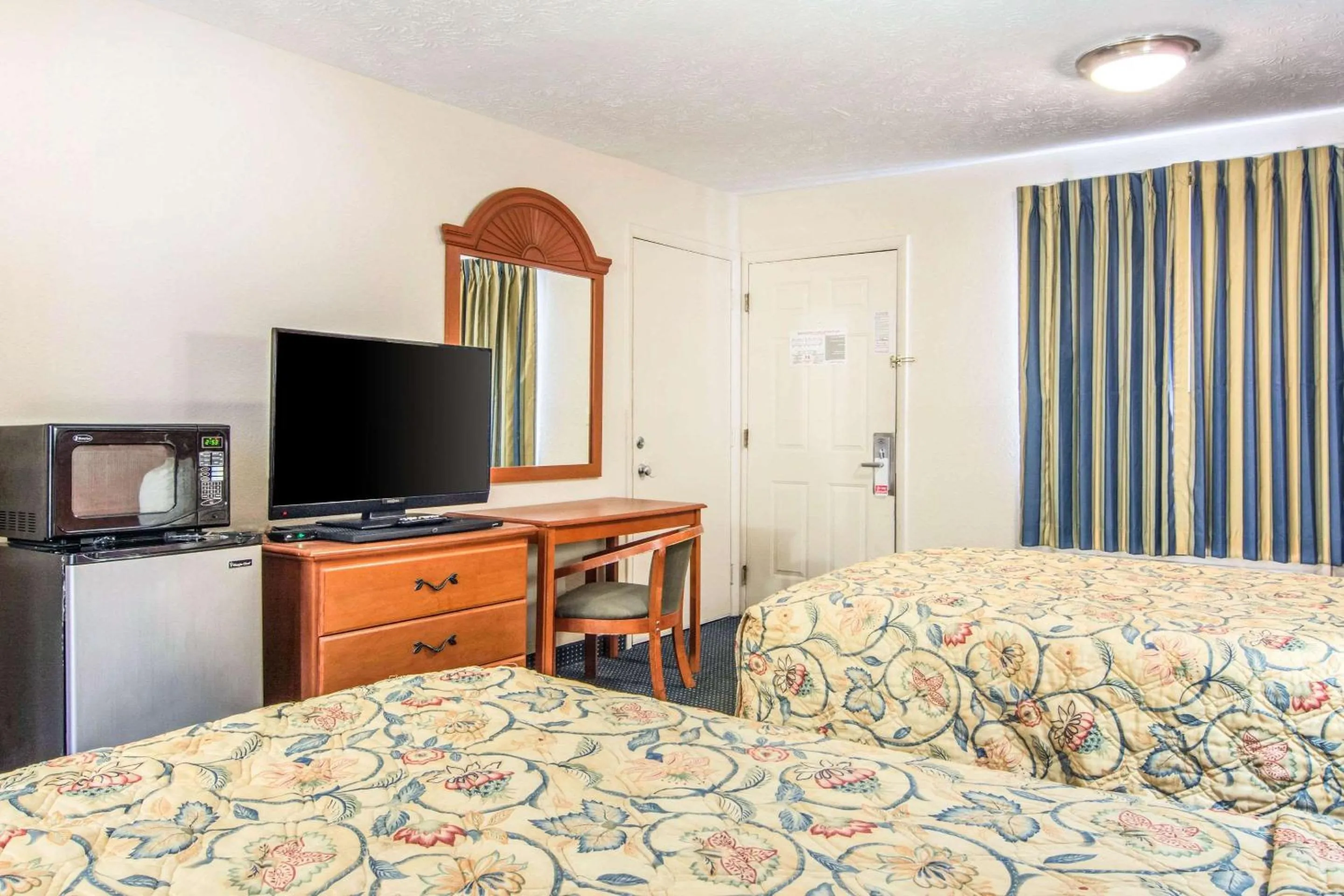 Double Room with Two Double Beds - Smoking in Rodeway Inn La Grange East