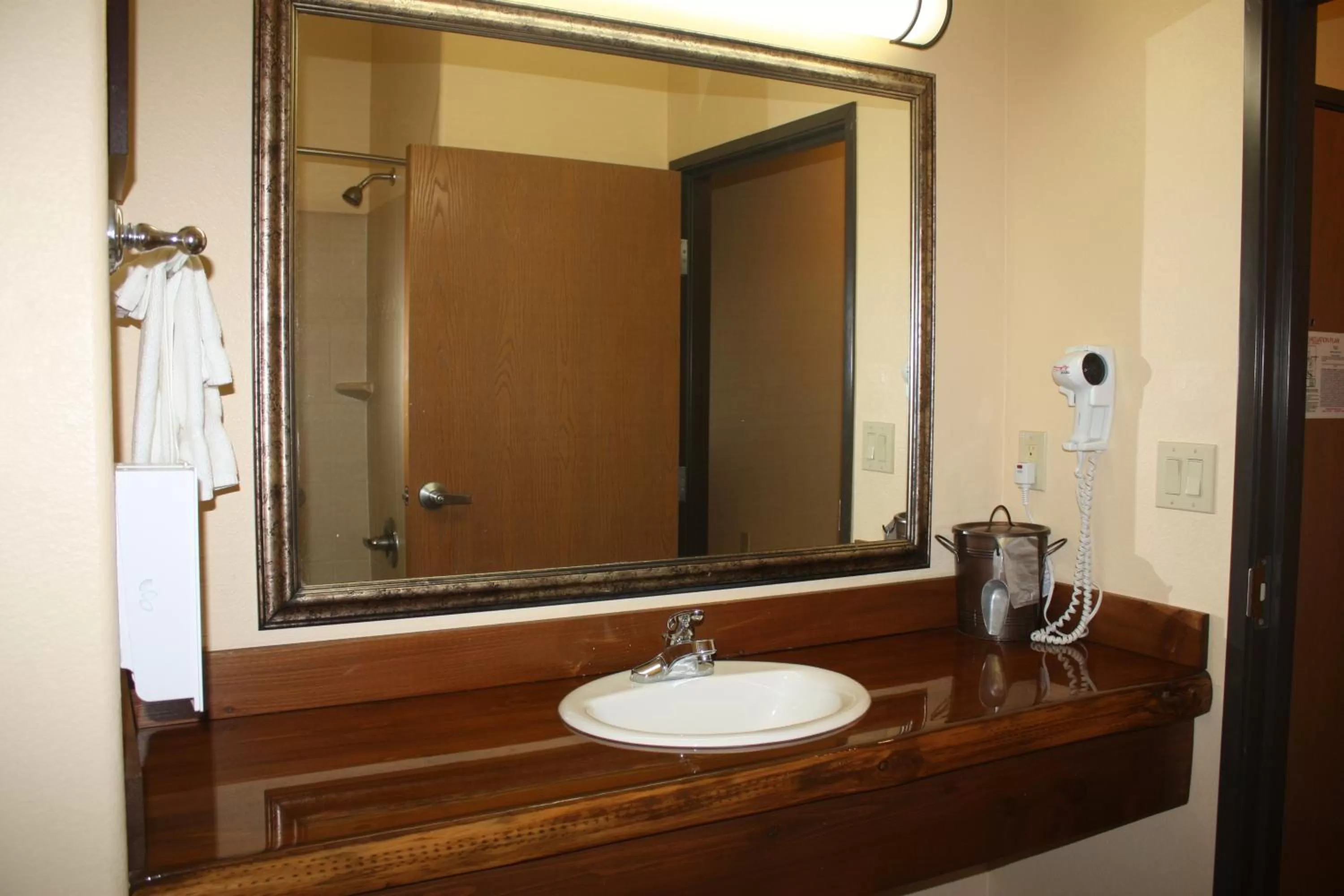 King Suite with Spa Bath in Hotel Texas Hallettsville