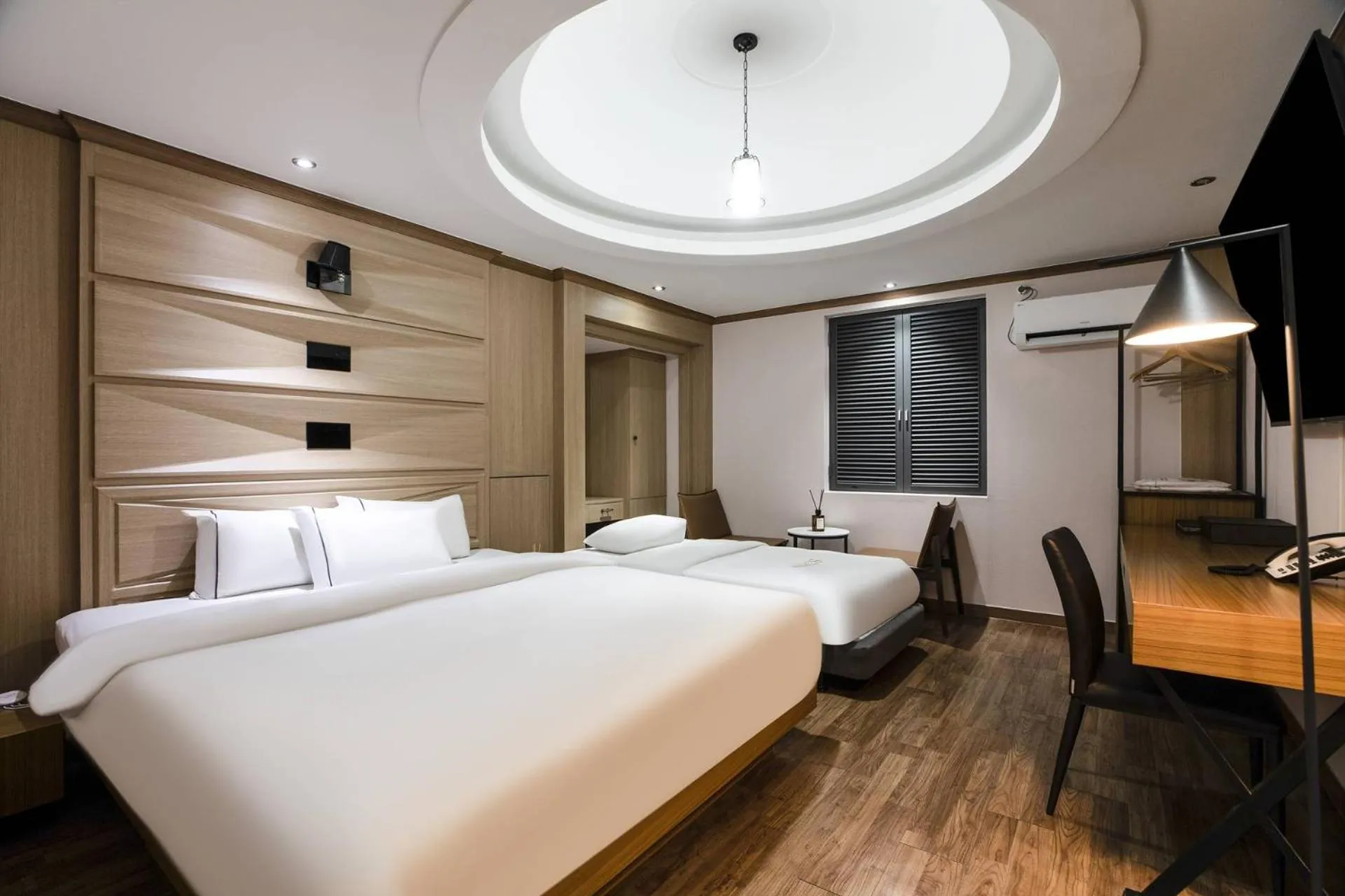 Deluxe Twin Room in Central Plaza Hotel