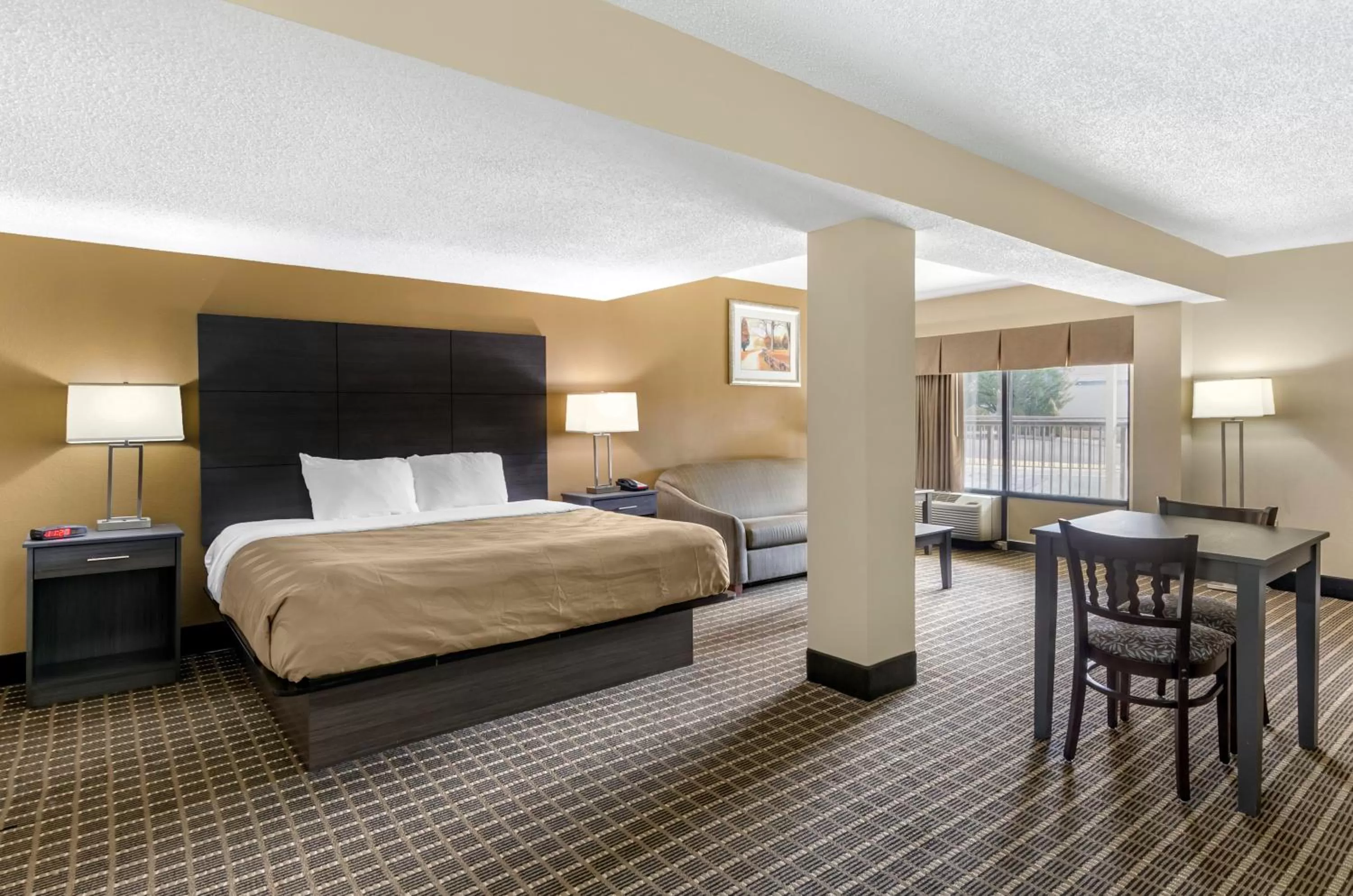 King Suite - Non-Smoking in Quality Inn Hillsville